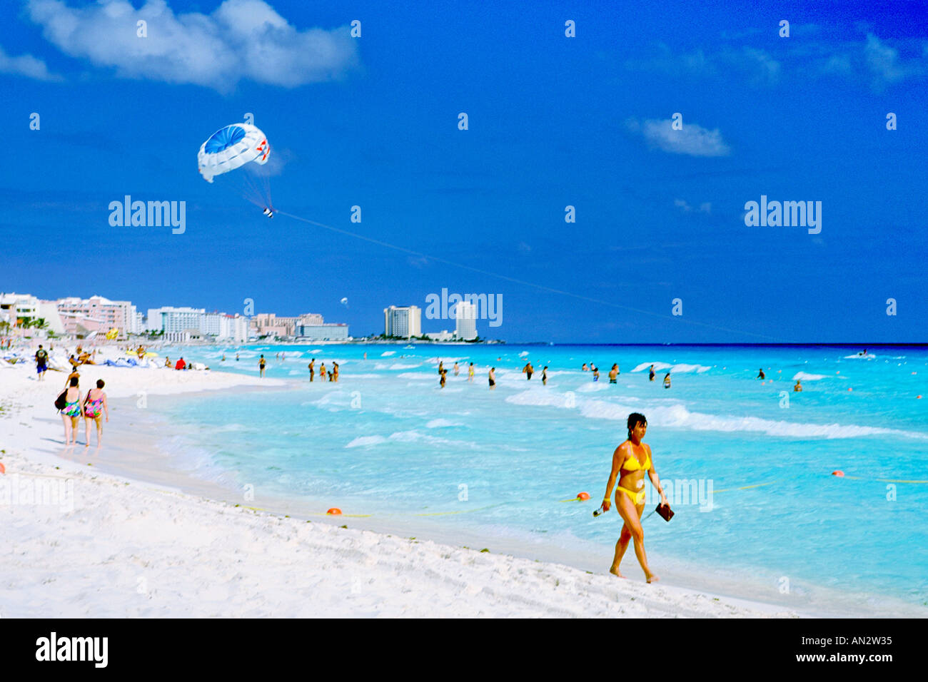 Una mujer en bikini amarillo pasea por la playa de Cancún en la costa  caribeña de la península de Yucatán en México Fotografía de stock - Alamy
