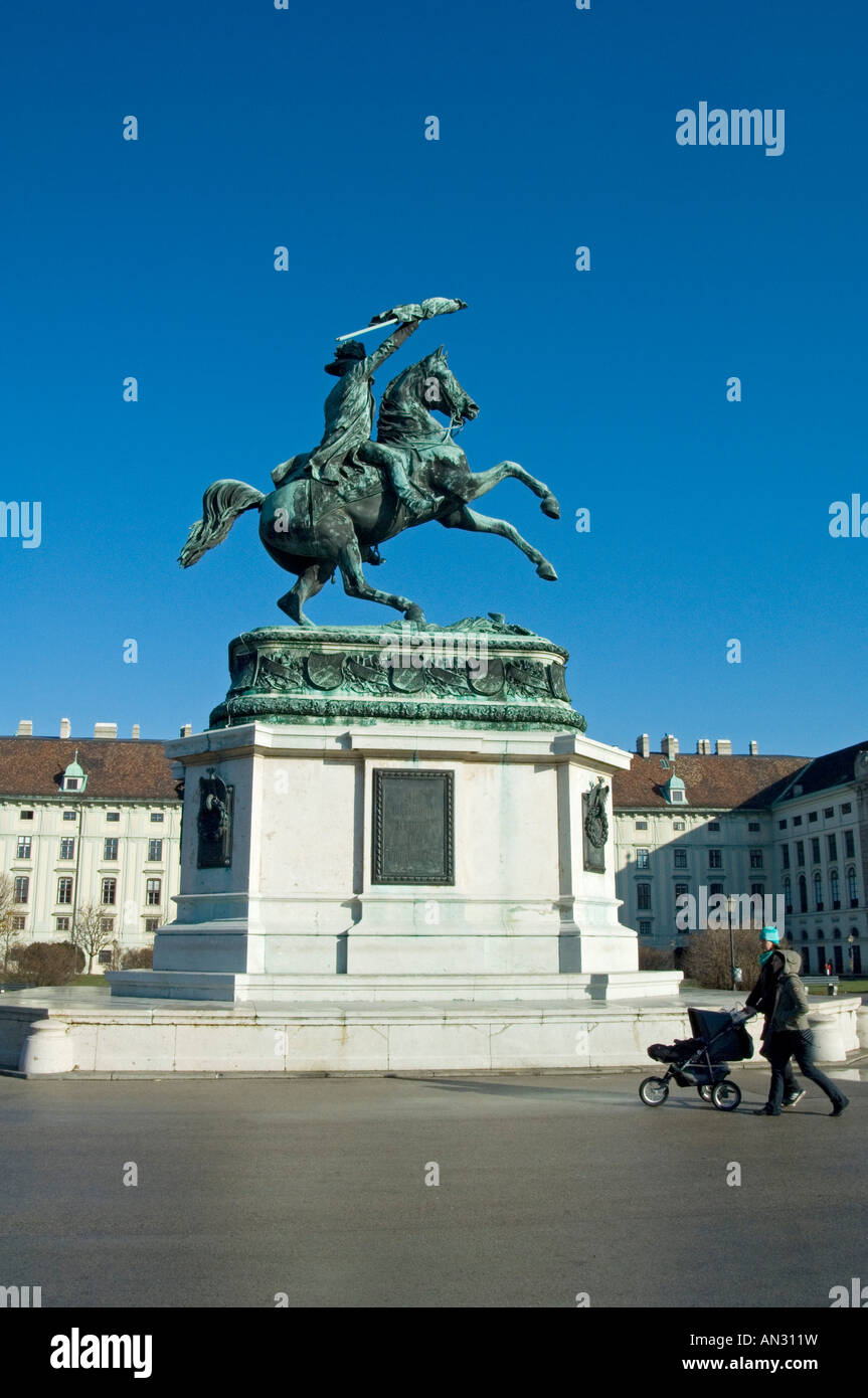 Estatua del archiduque Carlos de Austria en la Heldenplatz (plaza de los héroes) al lado del Palacio Imperial de Hofburg Foto de stock