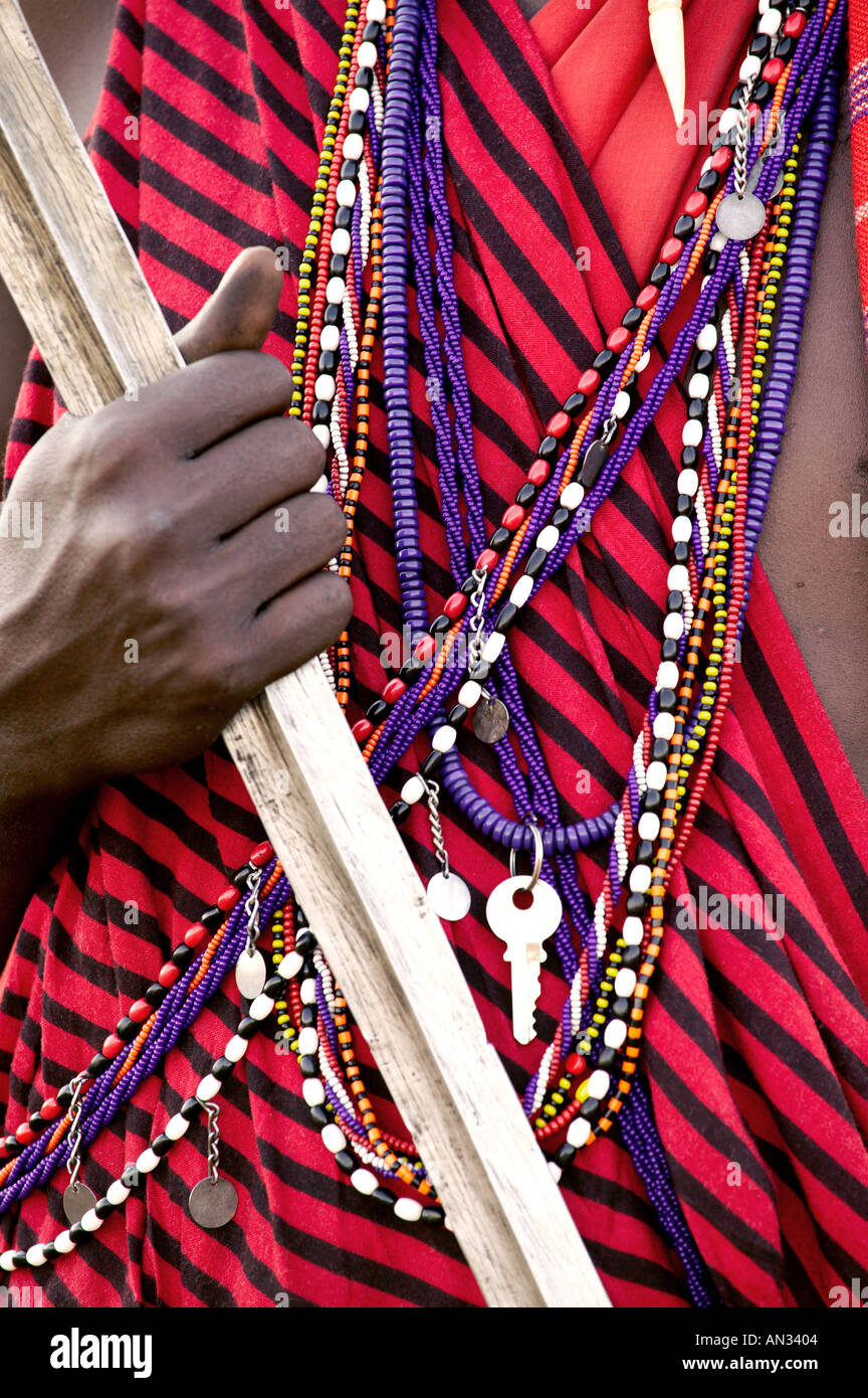 Kenya cerca de joyas y armas tribesman Maasai Masai Mara Reserva Nacional Foto de stock