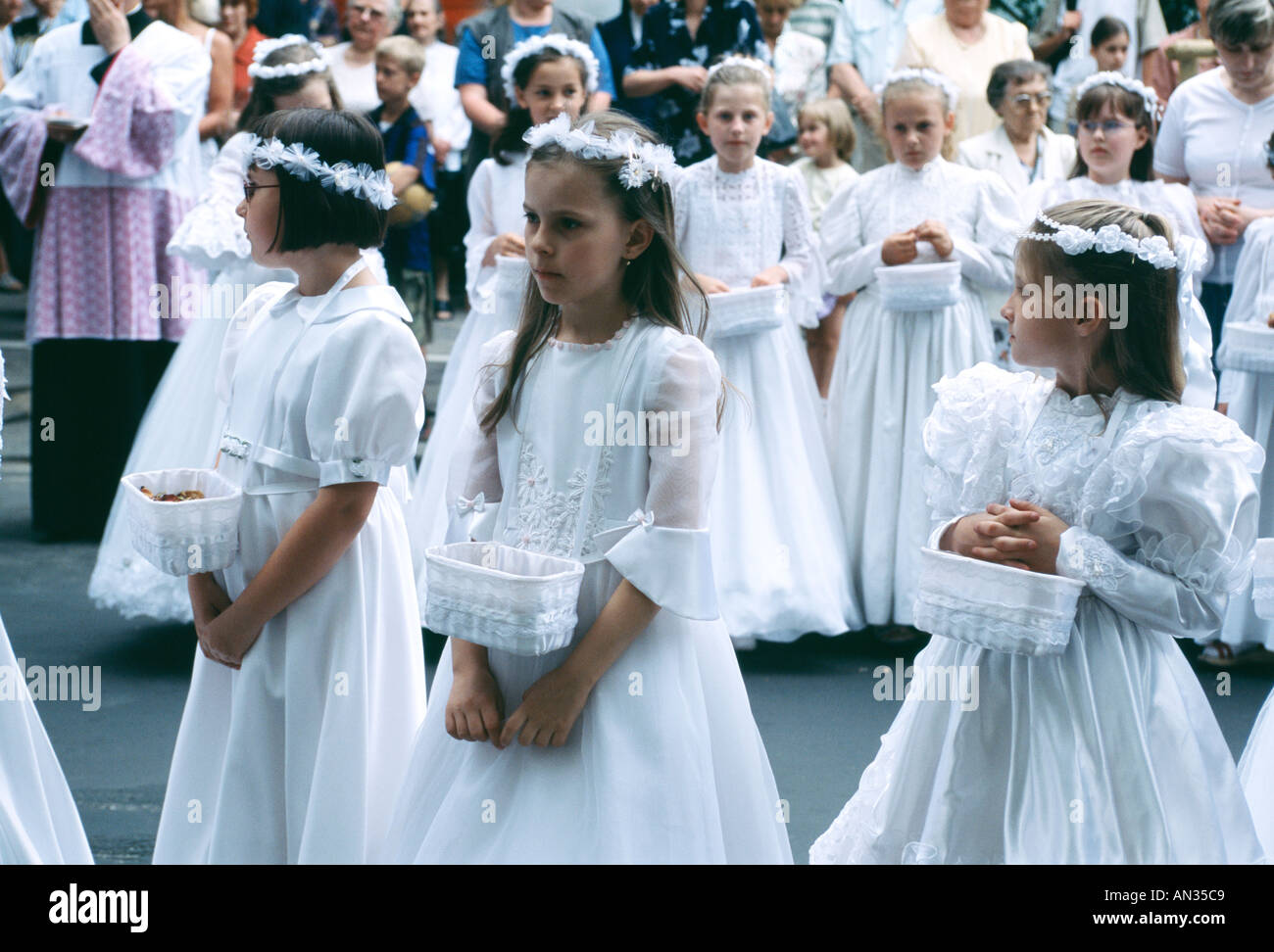 Las pequeñas niñas vestidas de blanco que participan en las procesiones del  Corpus Christi en Varsovia marcadamente católico Fotografía de stock - Alamy