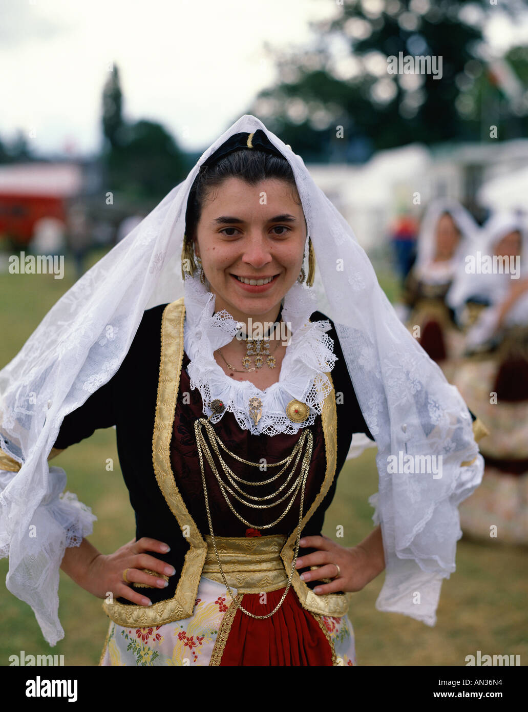 Mujer vestida con traje regional tradicional, Cerdeña, Italia Fotografía de  stock - Alamy