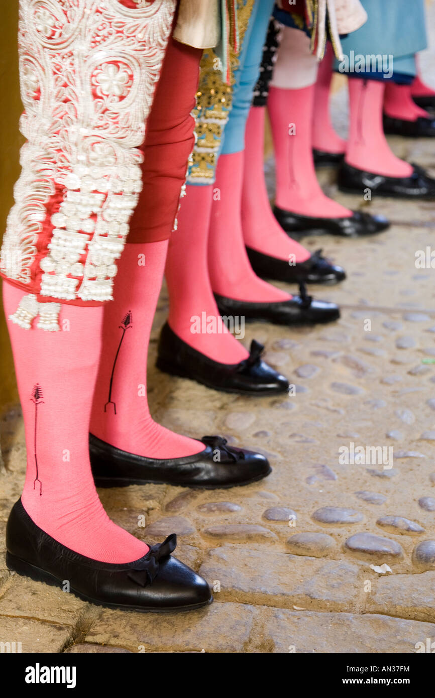 Las piernas de los toreros esperando en el patio de cuadrillas Fotografía  de stock - Alamy