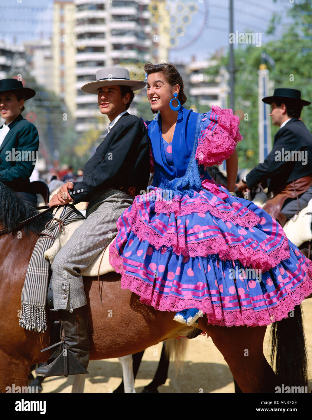 Feria del Caballo / fiesta / pareja vestidos de traje, Jerez de la  Frontera, Andalucía, España Fotografía de stock - Alamy