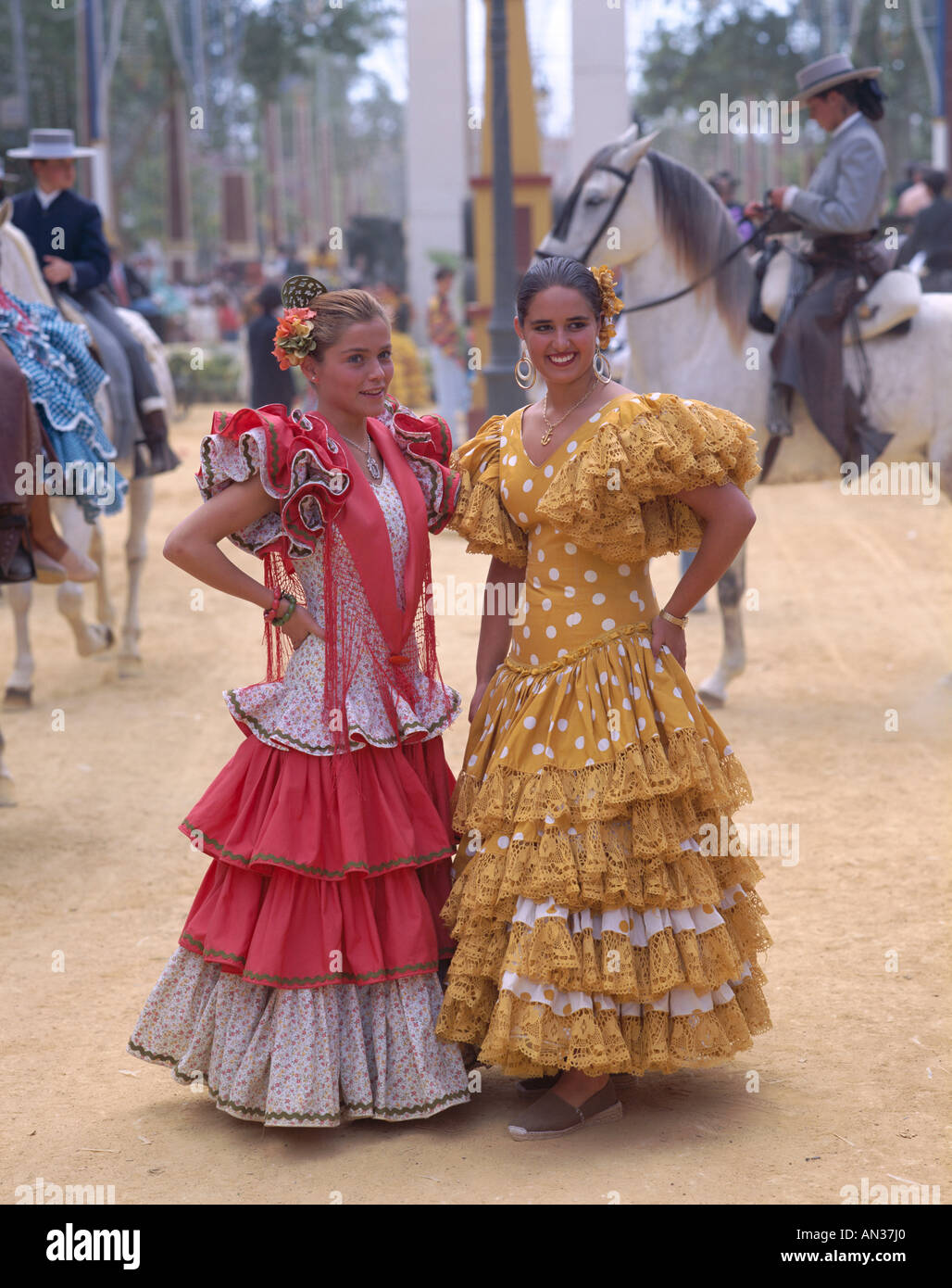 Feria del Caballo / fiesta / mujeres vestidas en trajes, Jerez de la  Frontera, Andalucía, España Fotografía de stock - Alamy