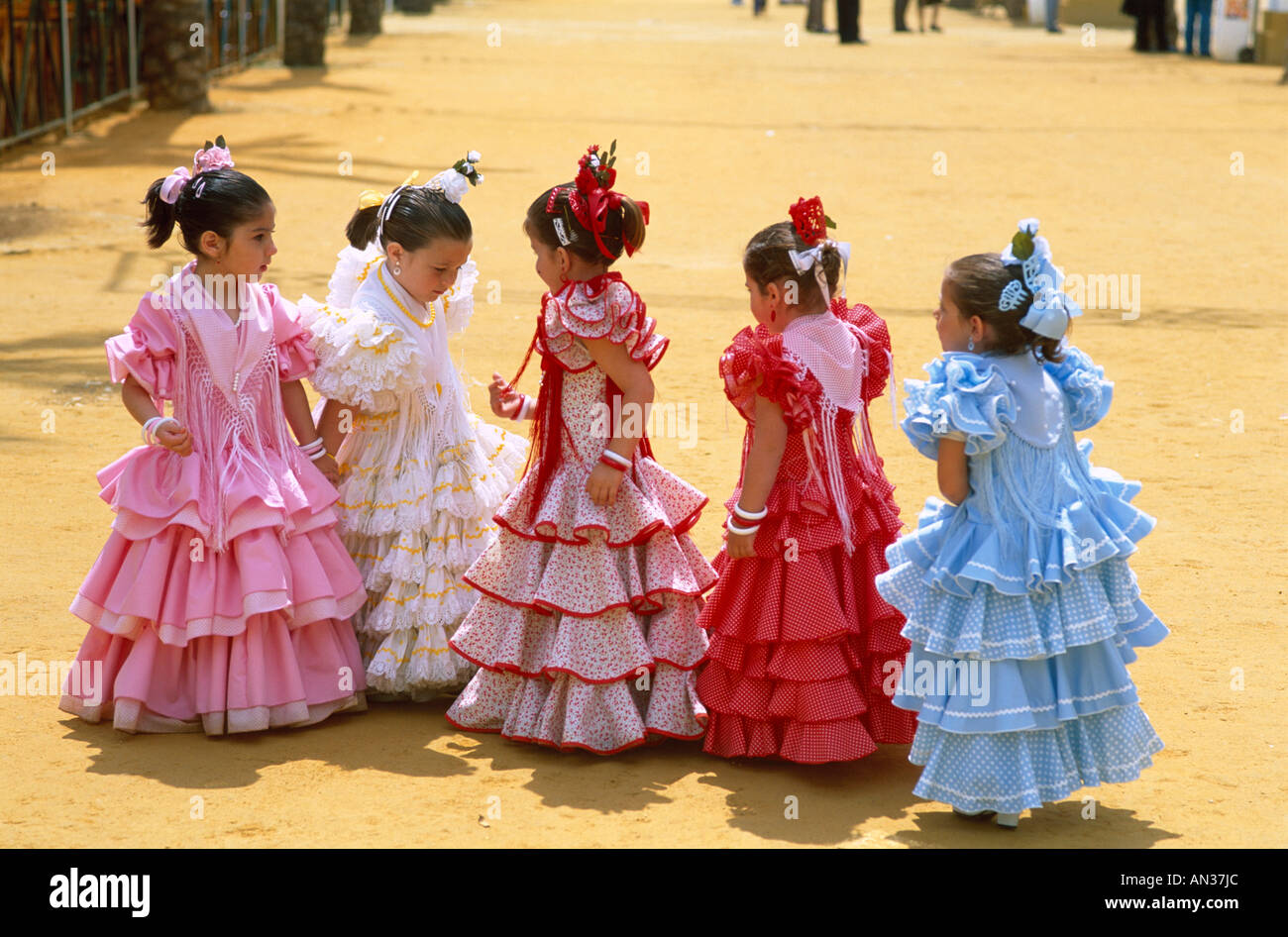Caballo / fiesta / niñas en trajes, Jerez de la Frontera, España Fotografía de stock - Alamy