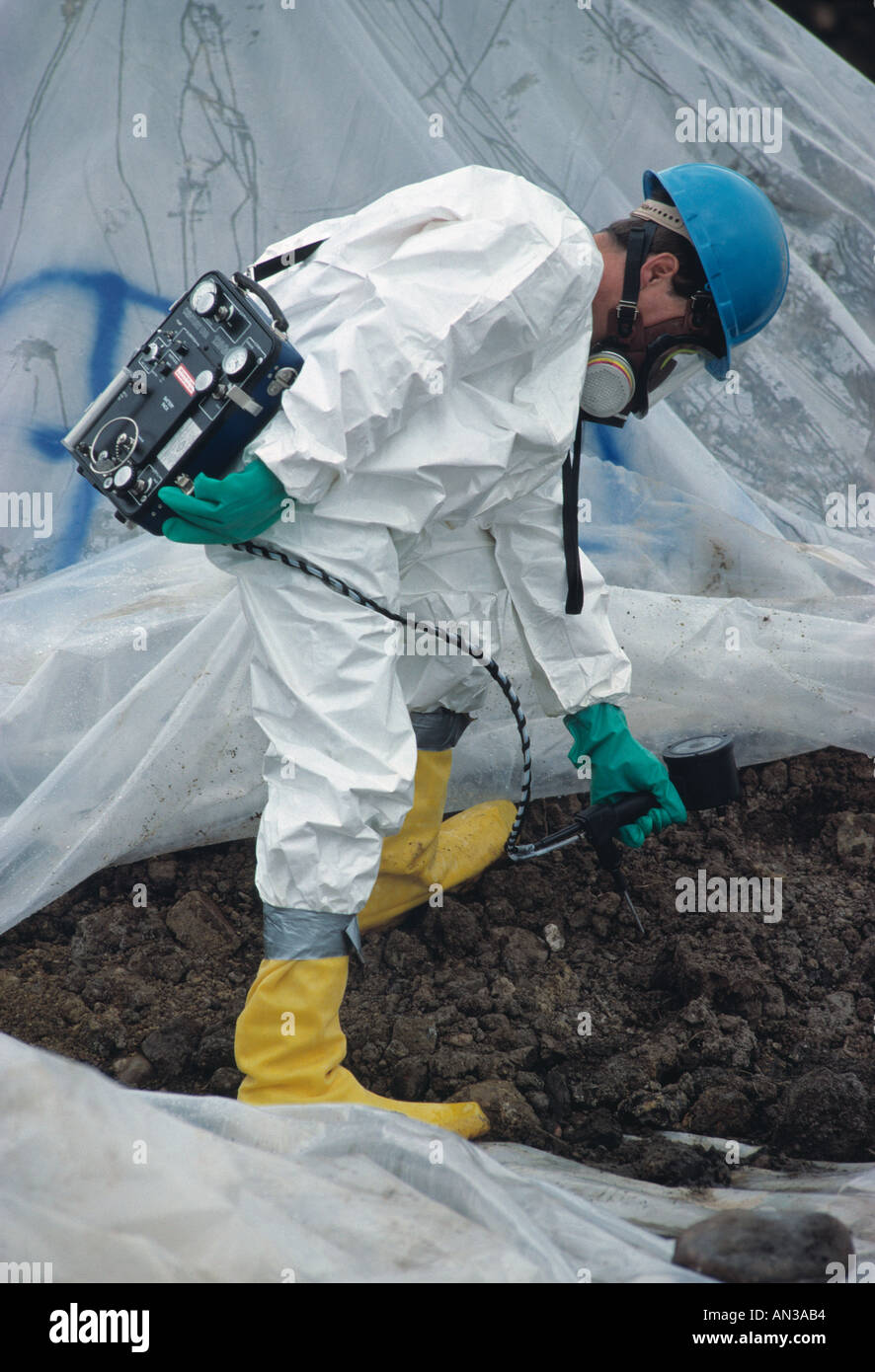 Obrero en un EPA Superfund residuos tóxicos de medición Foto de stock
