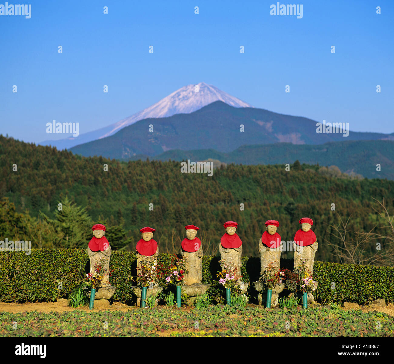 La Rokujizo seis estatuas de piedra con el Monte Fuji en Japón Shizuoka back ground Foto de stock