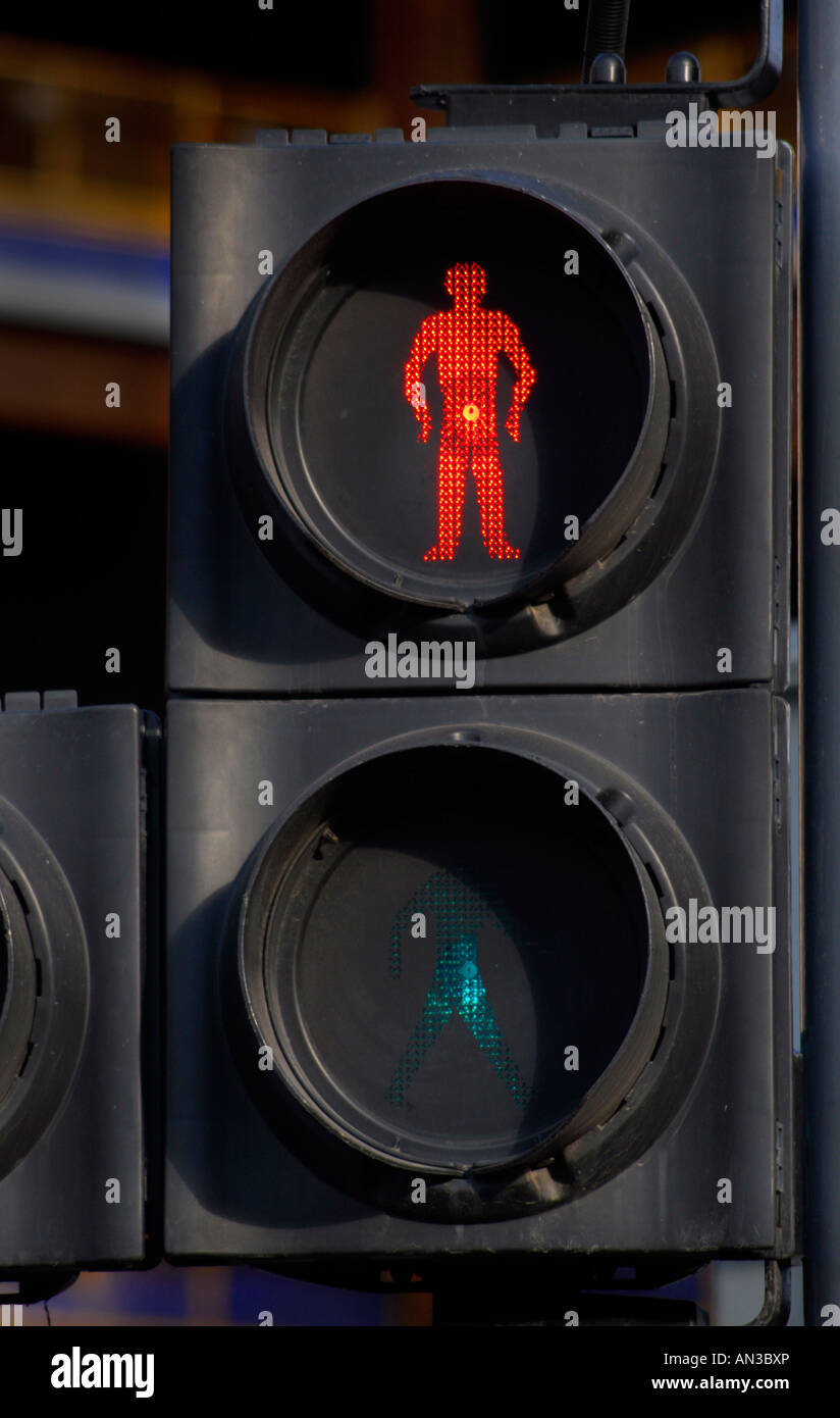 Hombre peatón rojo luces de cruce de tráfico Foto de stock