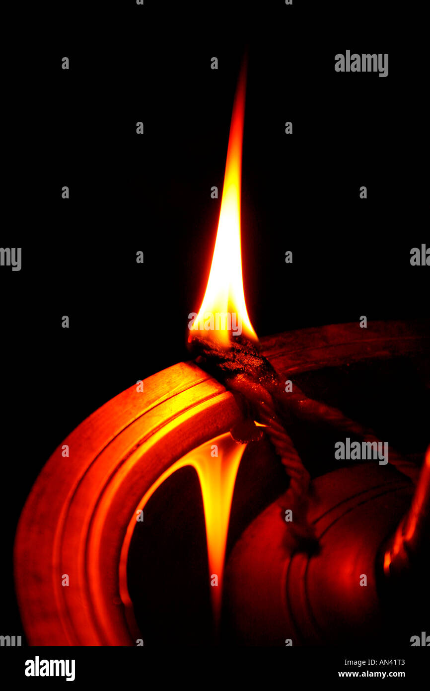 Las llamas de una bombilla tradicional en Kerala, India Foto de stock