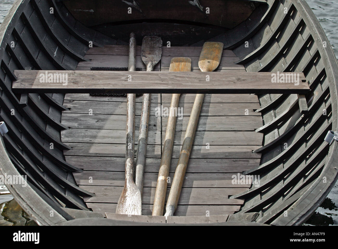 Interior de un antiguo bote de remos de madera de forma ovalada, navegable  / esquiff / bote auxiliar hecho para la pesca profesional , Finlandia  Fotografía de stock - Alamy