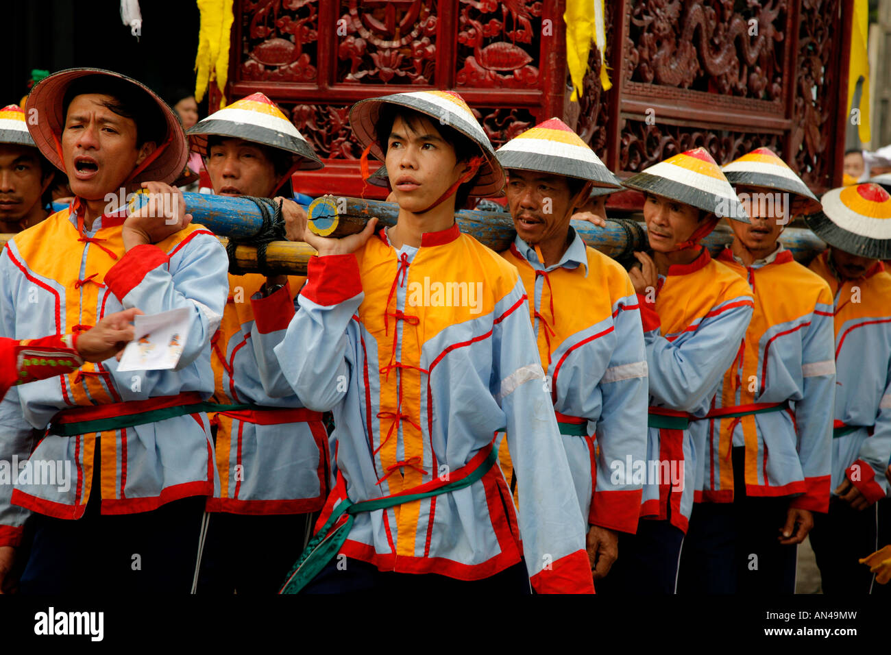 Los portadores del féretro pertenecen llevando un ataúd en Hoi An