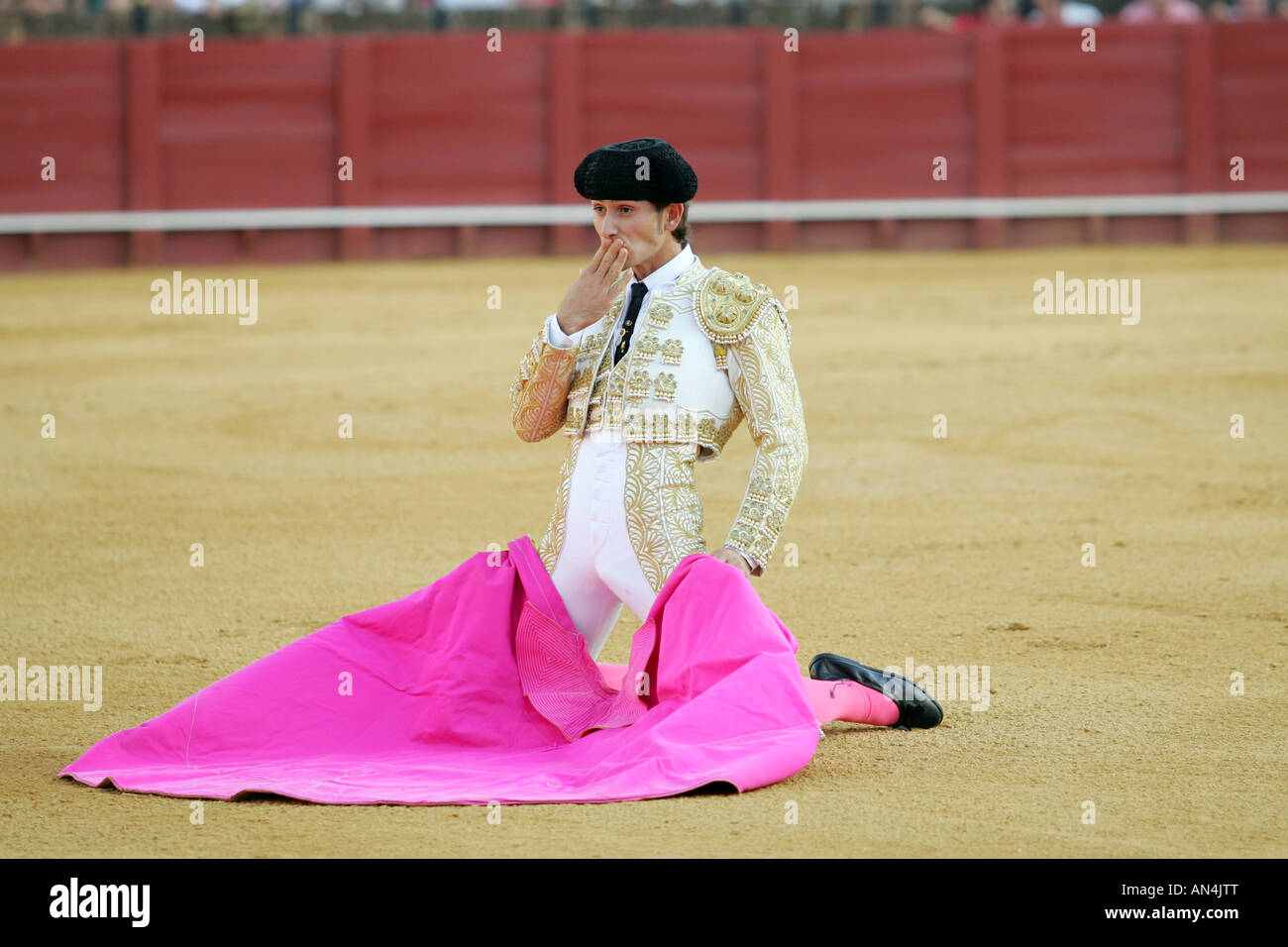 Alberto Lamelas ora de rodillas mientras espera la entrada del toro. Foto de stock