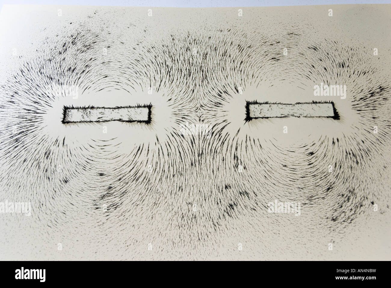 Las líneas de campo magnético alrededor de un imán de barra muestra con  limaduras de hierro, los imanes se repelen Fotografía de stock - Alamy