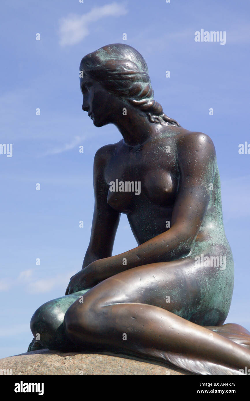 La estatua de la Sirenita de Copenhague Dinamarca Foto de stock