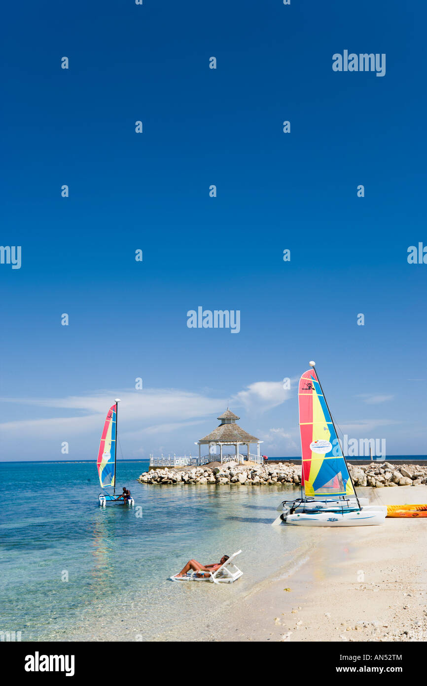 Playa fuera "Sunset Jamaica Grande' Hotel, Ocho Ríos Bay, Ocho Ríos, Jamaica, Caribe, West Indies Foto de stock