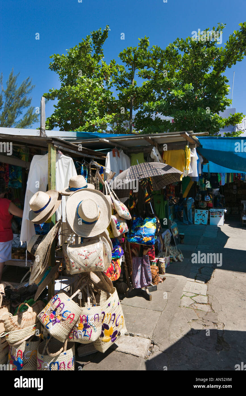 Tenderetes del mercado en el mercado de artesanía, Ocho Ríos, Jamaica, Caribe, West Indies Foto de stock