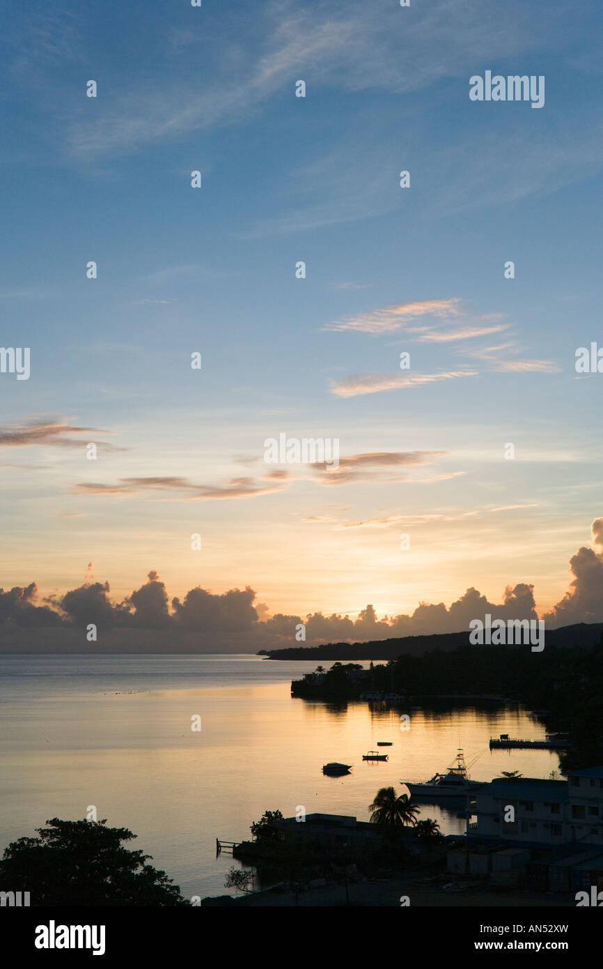Vista desde el "Sunset Jamaica Grande' al amanecer, Ocho Ríos Bay, Ocho Ríos, Jamaica, Caribe, West Indies Foto de stock