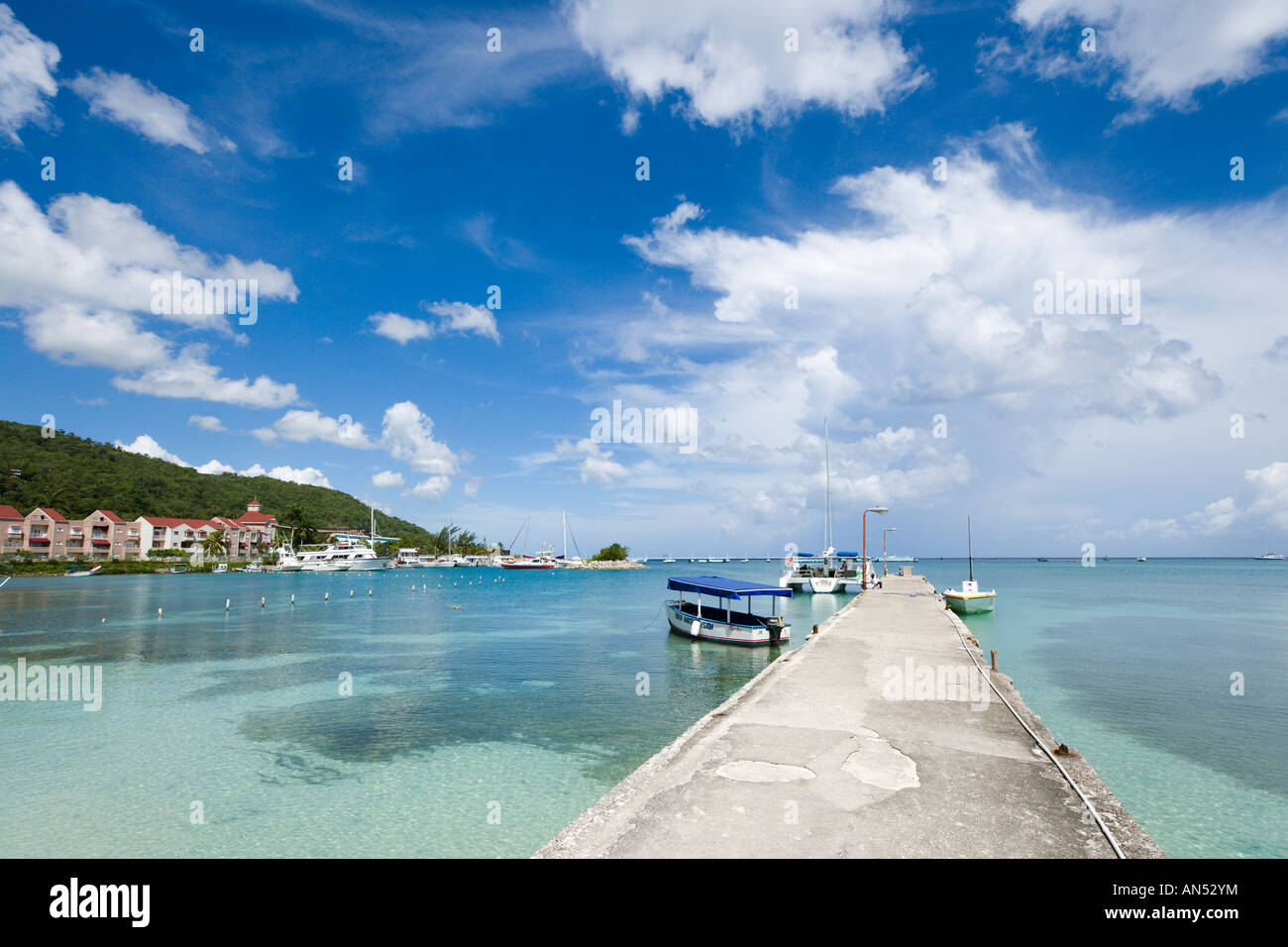 Embarcadero en la playa de la Bahía de Ocho Ríos, Ocho Ríos, Jamaica, Caribe, West Indies Foto de stock