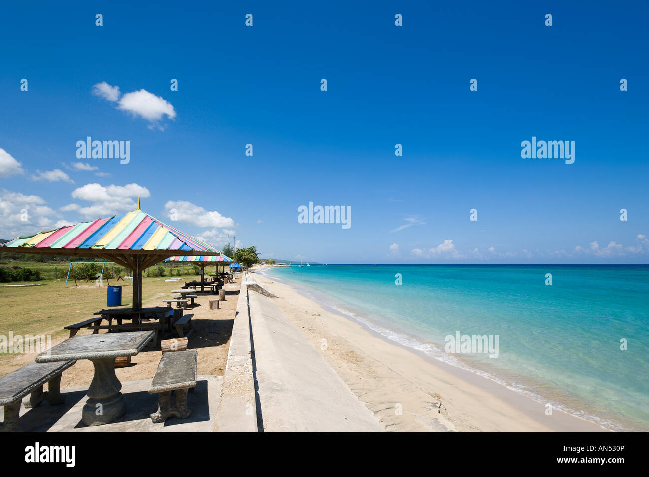 Área de Picnic en Runaway Bay Beach, North Coast, Jamaica, Caribe, West Indies Foto de stock