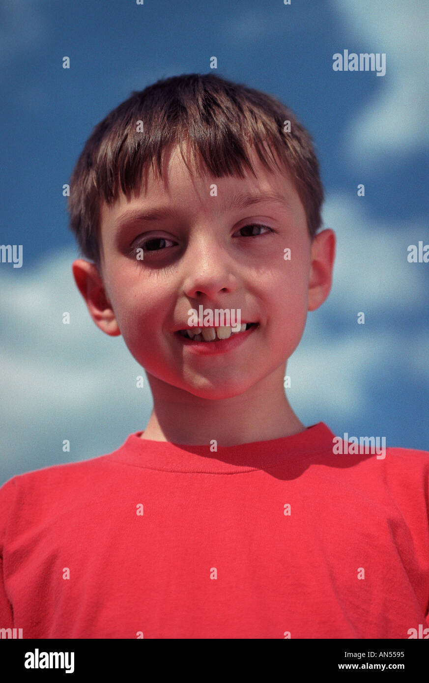 Chico 6, 7, 8, 9 años, años, contra el cielo mirando a la cámara, Polonia Foto de stock