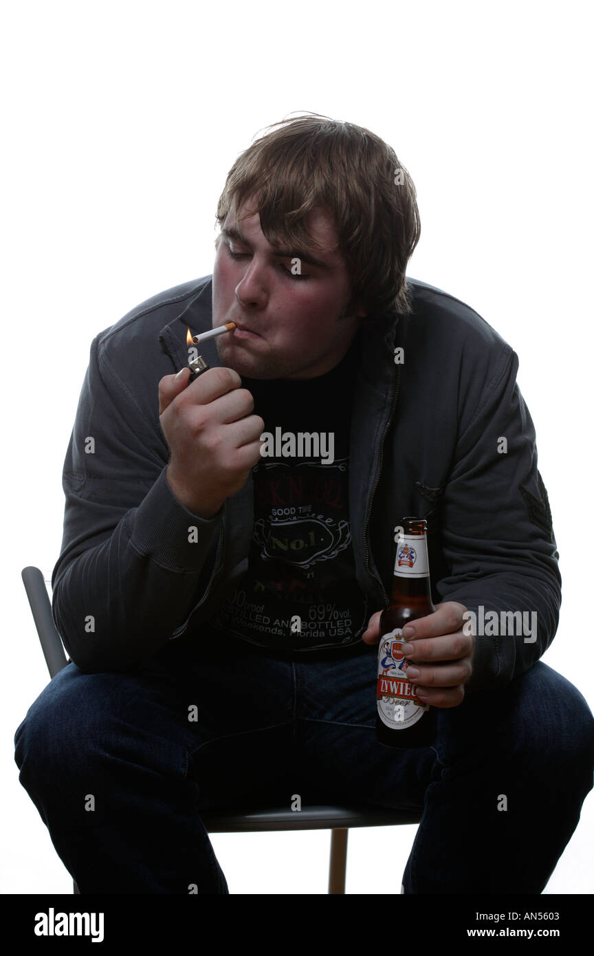 Hombre con botella de cerveza Encender cigarrillos Foto de stock