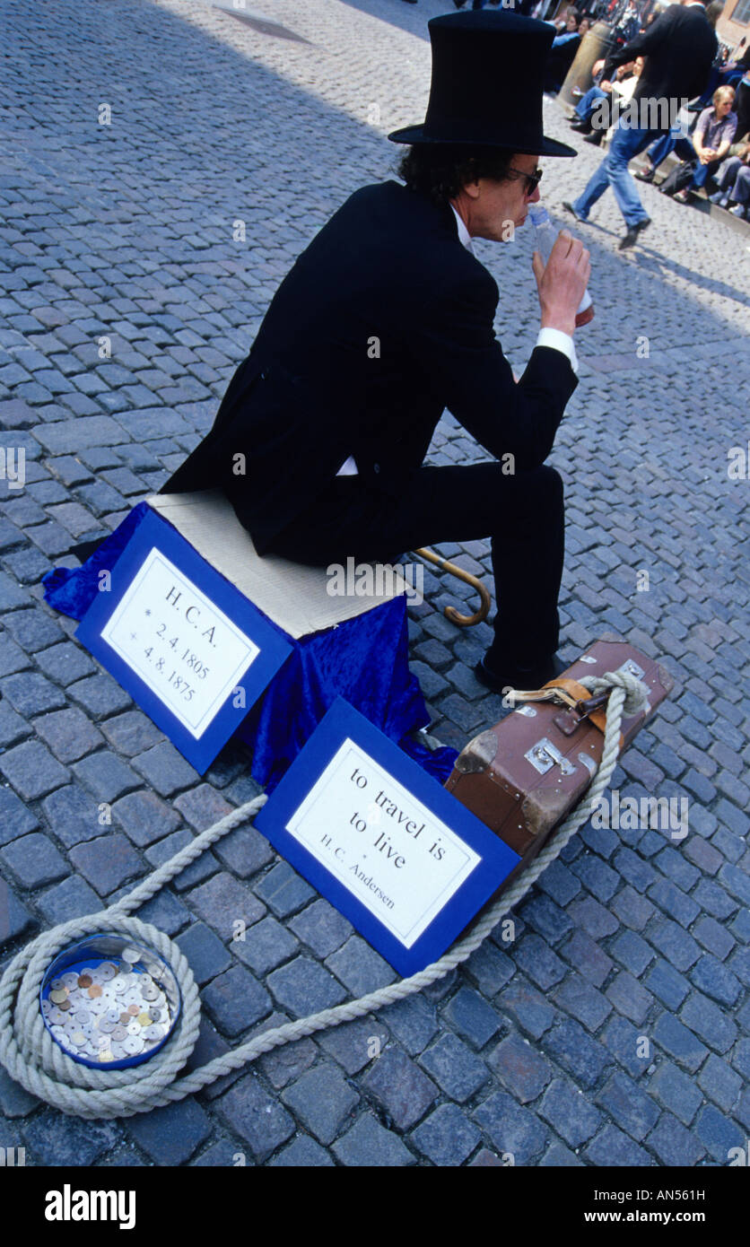 Actor interpretando Hans Christian Andersen en Nytorv Square Copenhague Dinamarca Foto de stock