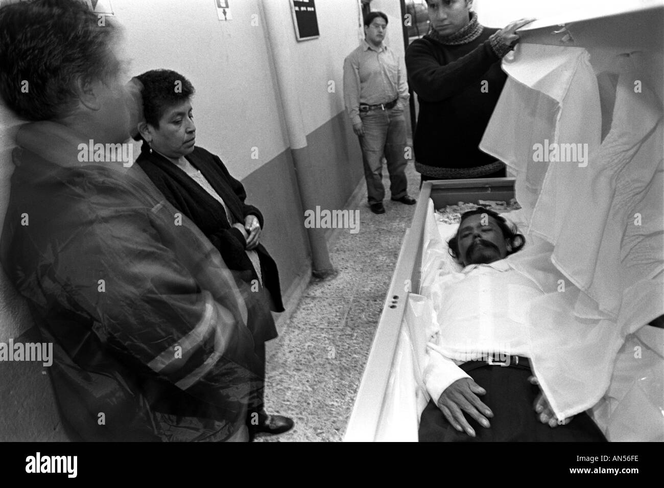 Los familiares del difunto identificar su cuerpo en el Olimpia