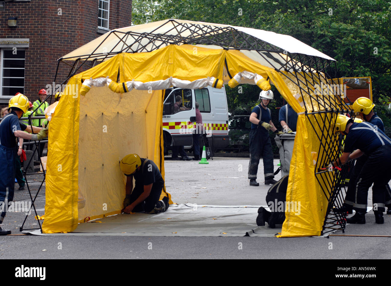 Unidad de ducha de descontaminación utilizadas por los servicios de emergencia tomando parte en un ataque químico o biológico ejercicio, Gran Bretaña, REINO UNIDO Foto de stock