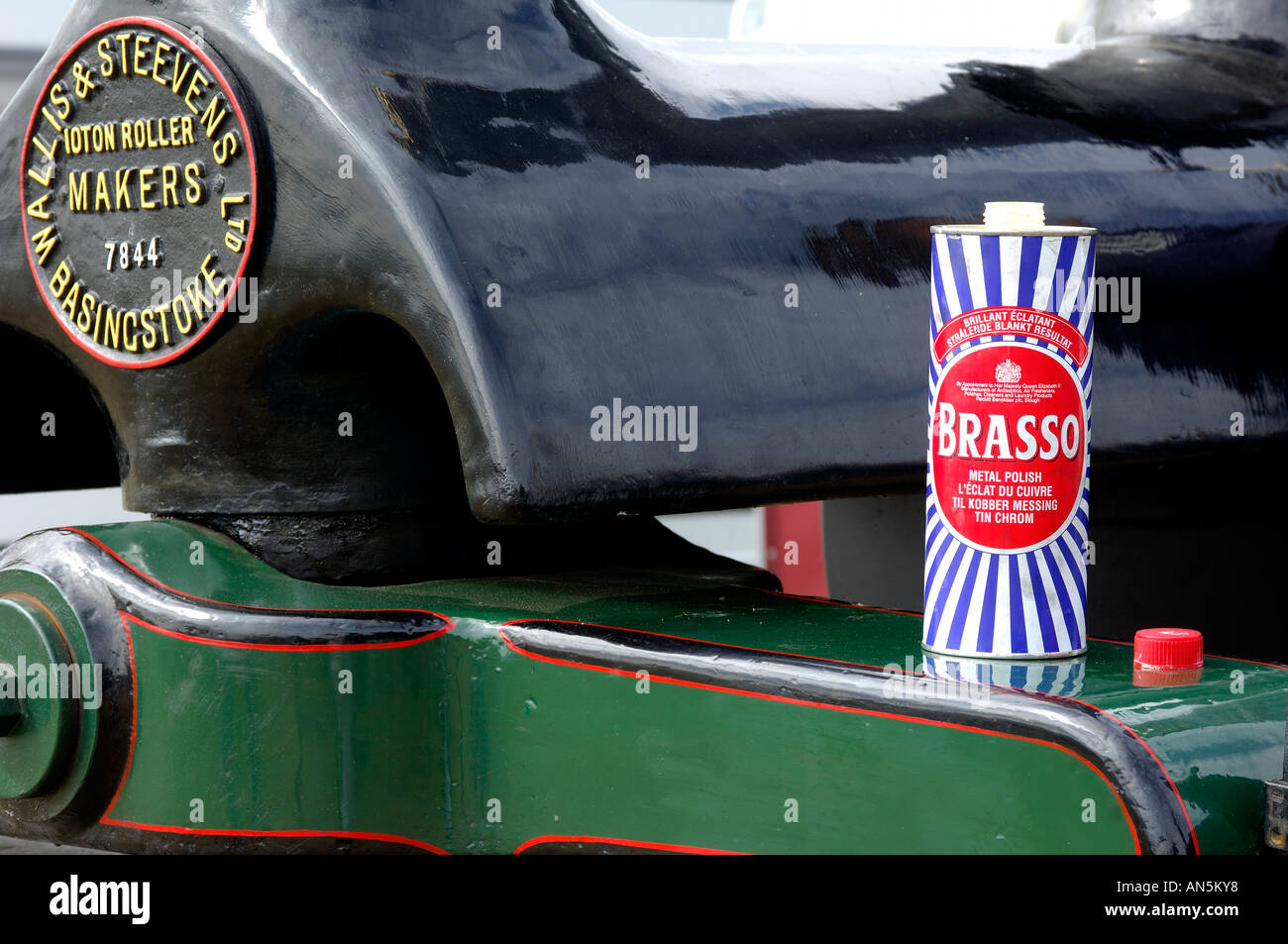 Lata de metal polish brasso se situó en la parte delantera de la locomotora de vapor vintage mostrando rejas altamente pulido Foto de stock