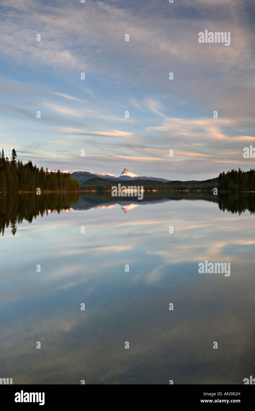 Mt. Lemolo Thielsen reflejado en el lago al atardecer Foto de stock