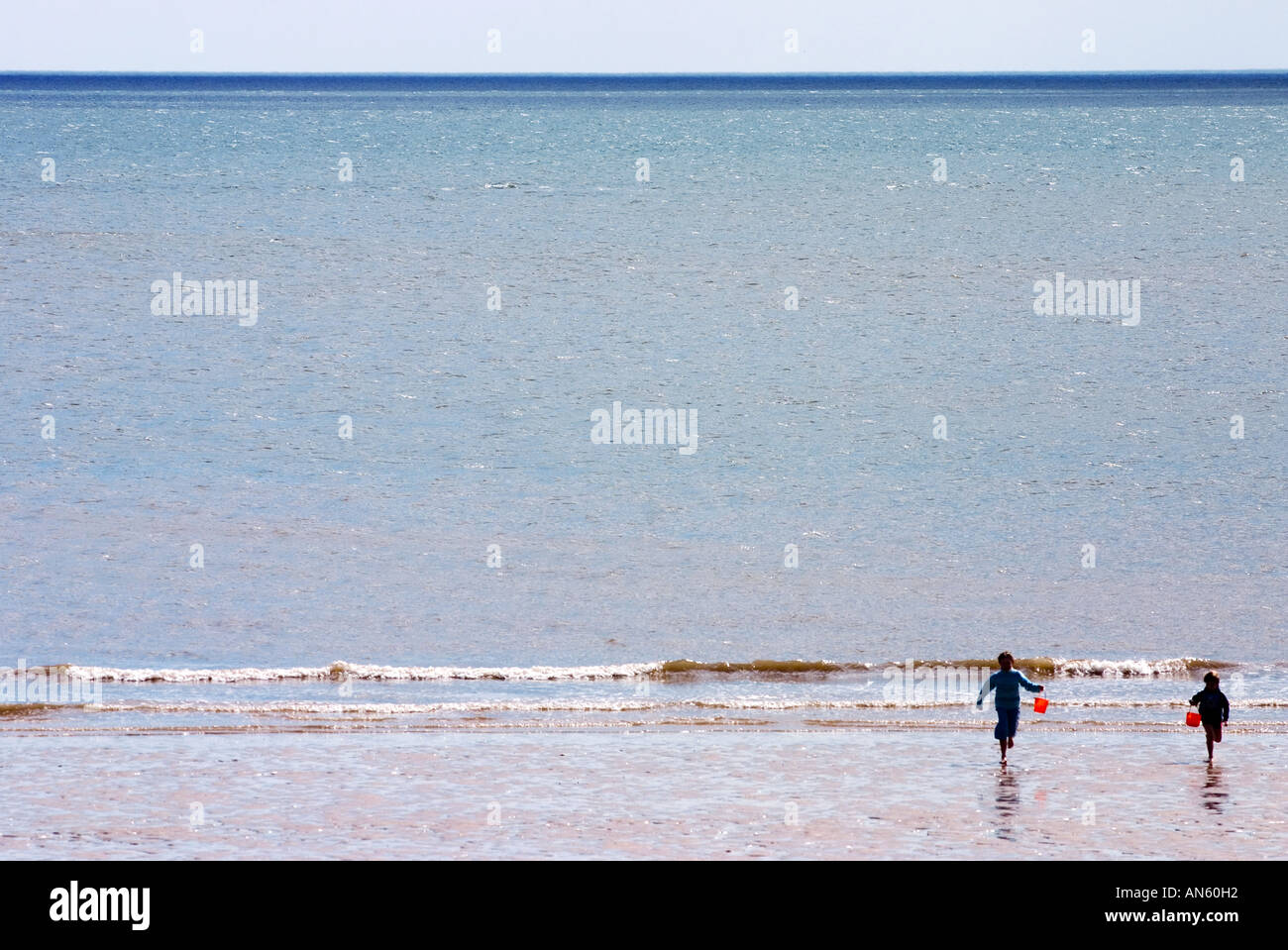 Niños jugando en la playa en inglés Fotografía de stock Alamy