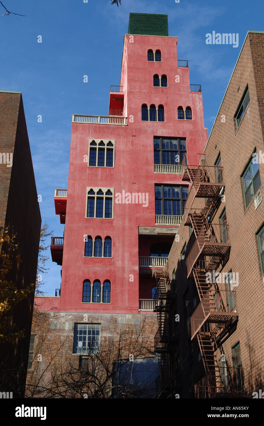 El artista Julian Schnabel s rosa además aumenta por encima de los edificios circundantes en NYC s West Greenwich Village Foto de stock