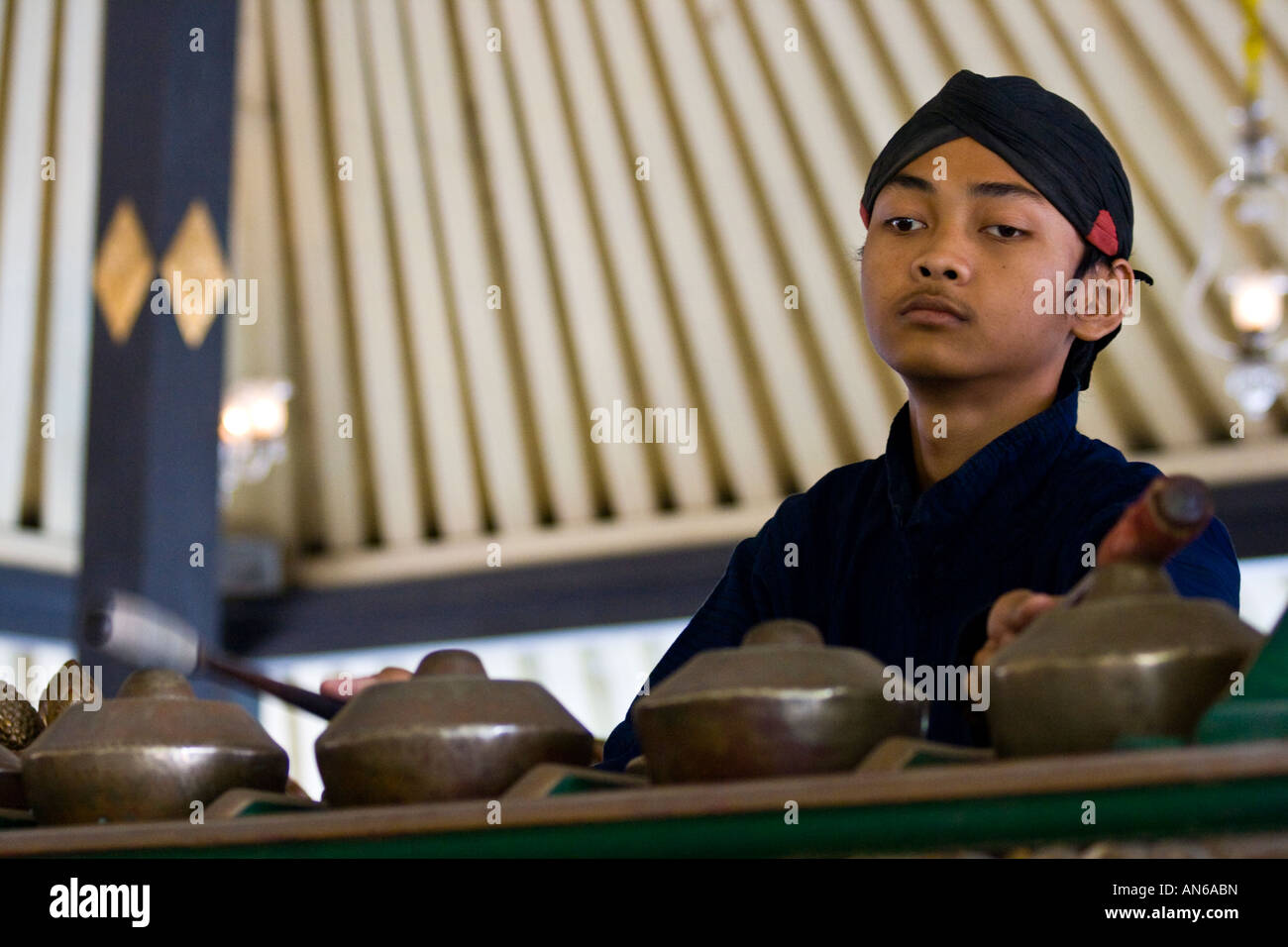 Gamelan tradicional Player funcione en el Palacio Real de Yogyakarta, Indonesia Foto de stock