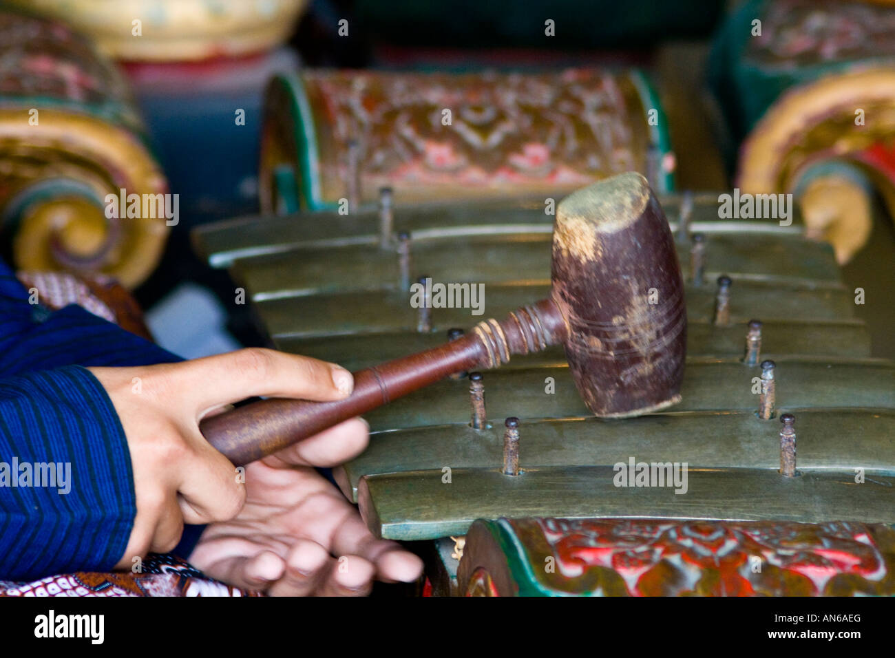 Gamelan tradicional Player funcione en el Palacio Real de Yogyakarta, Indonesia Foto de stock