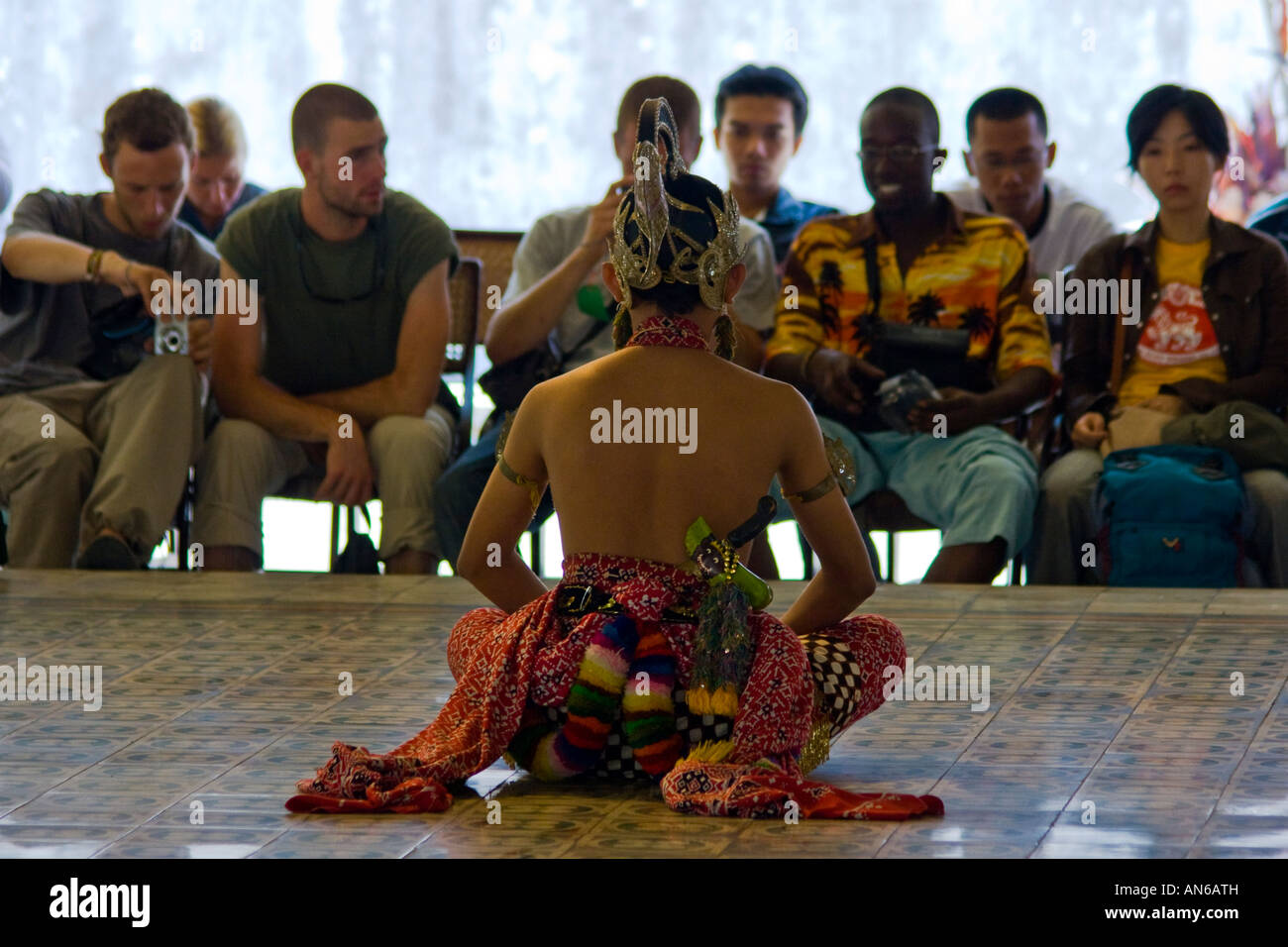Las Murgas tradicionales Bailarín realizando en el Palacio Real de Yogyakarta, Indonesia Foto de stock