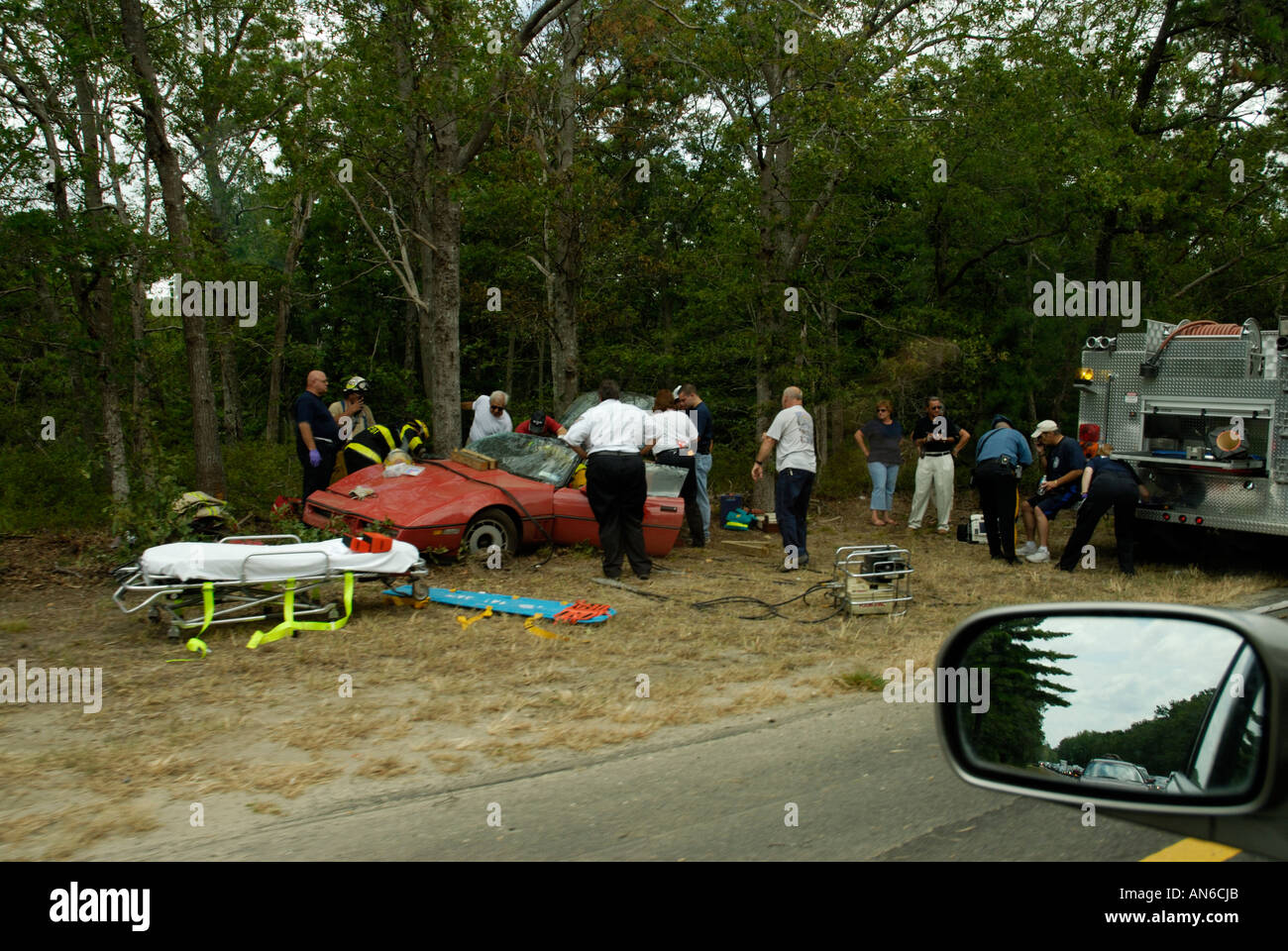 Los trabajadores de emergencia intervinientes en la escena del accidente de coche Foto de stock