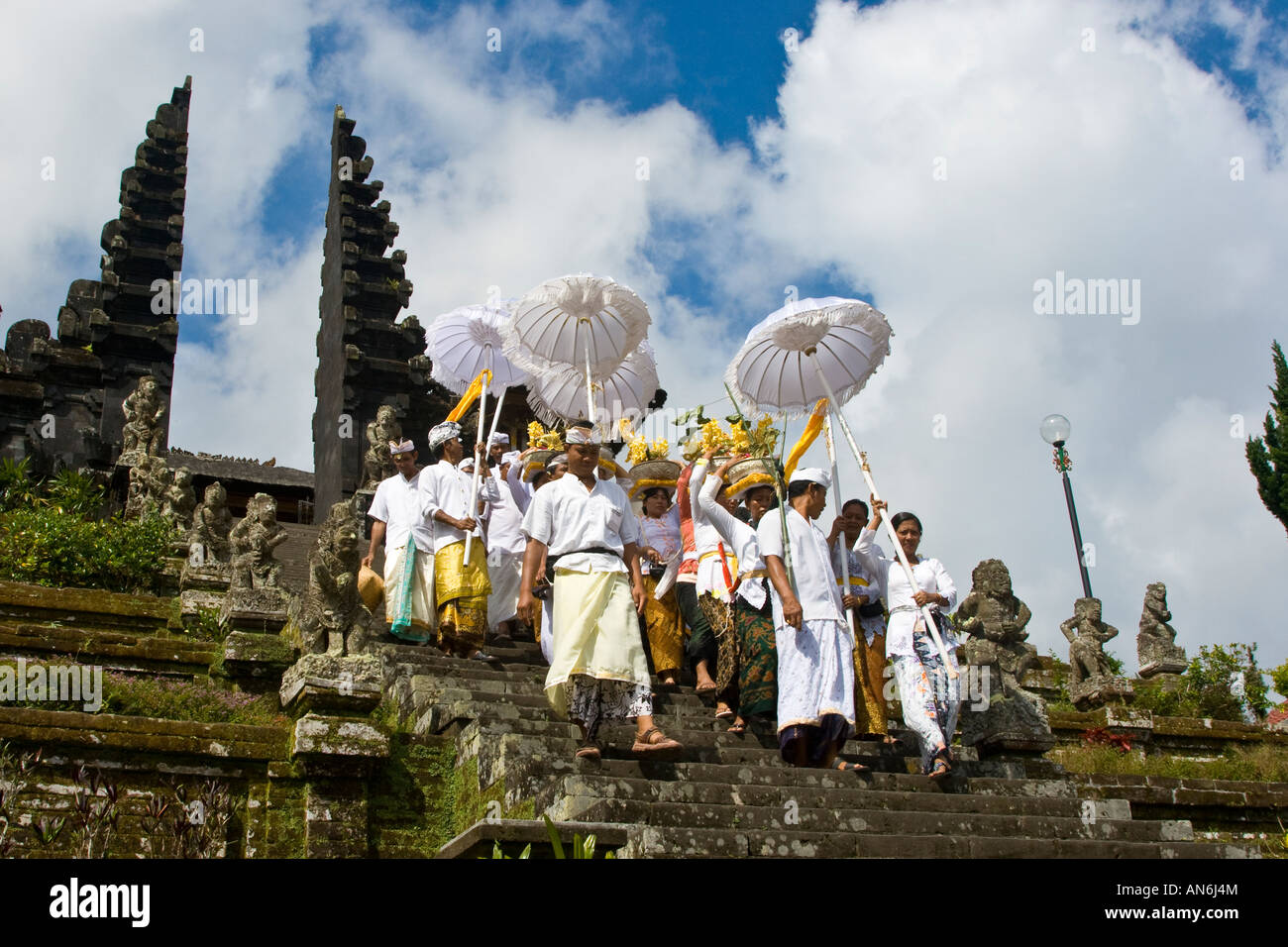 Procesión Odalan Pura Besakih Puseh Basukian o Jagat Templo Hindú Bali Indonesia Foto de stock