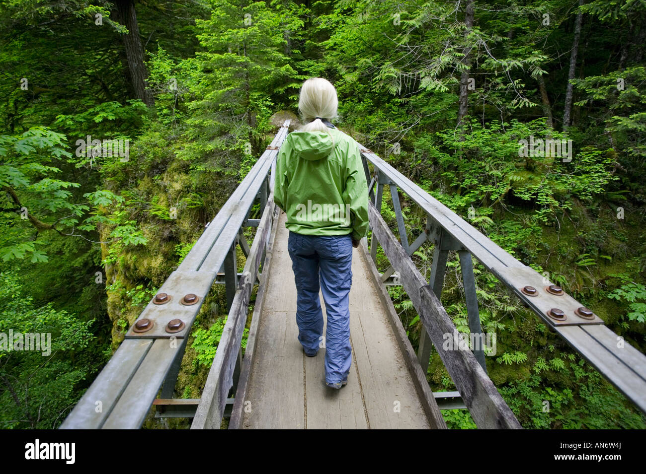 Mujer caminante en Columbia River Gorge Foto de stock
