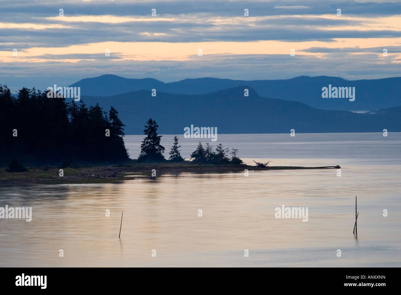 Vista costera del Estrecho de Georgia al anochecer, Parksville, Isla de Vancouver, British Columbia, Canadá Foto de stock