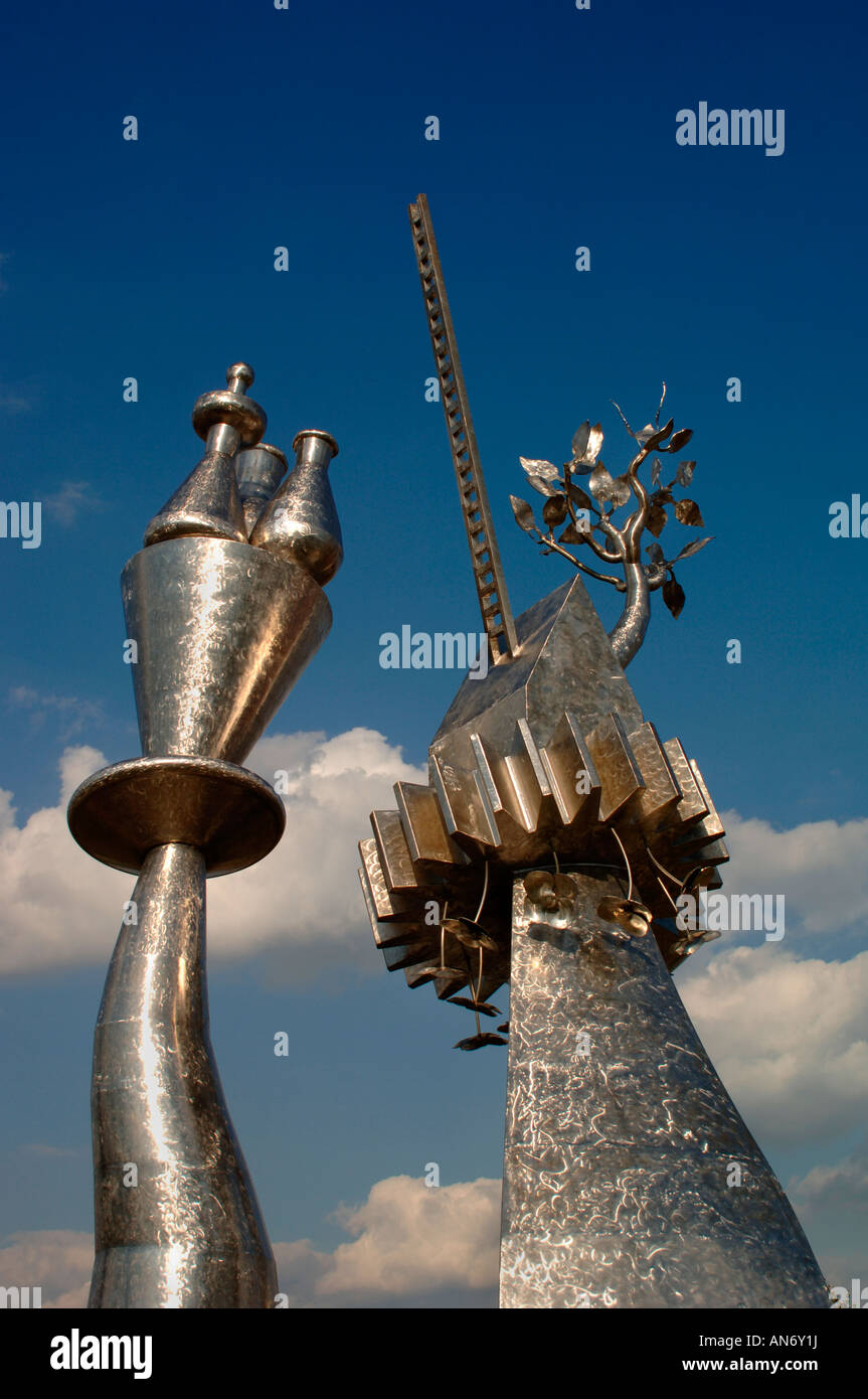 Escultura metálica distintiva Shiney surrealista. Foto de stock