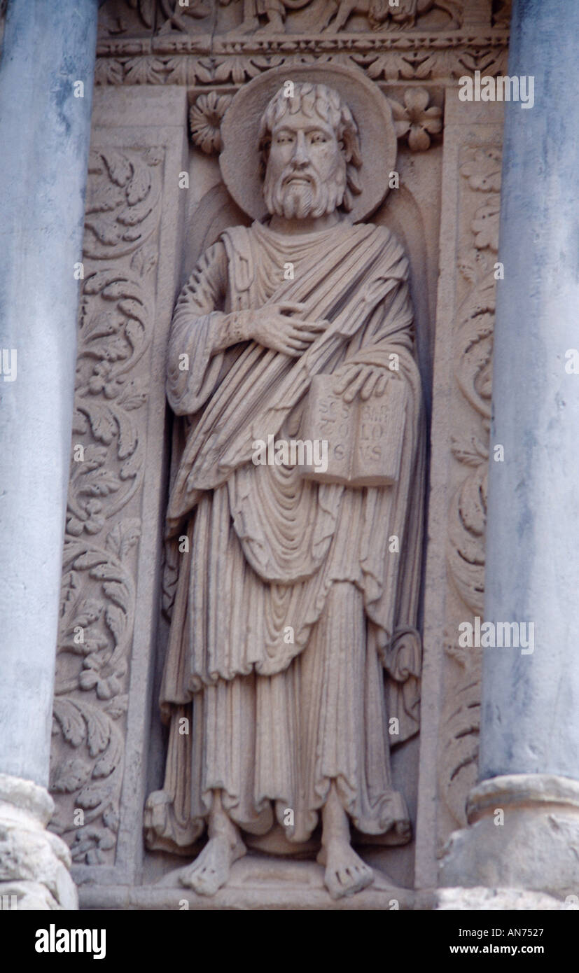 Arles, Francia St Trophime estatua de San Bartolomé sobre la fachada. Foto de stock