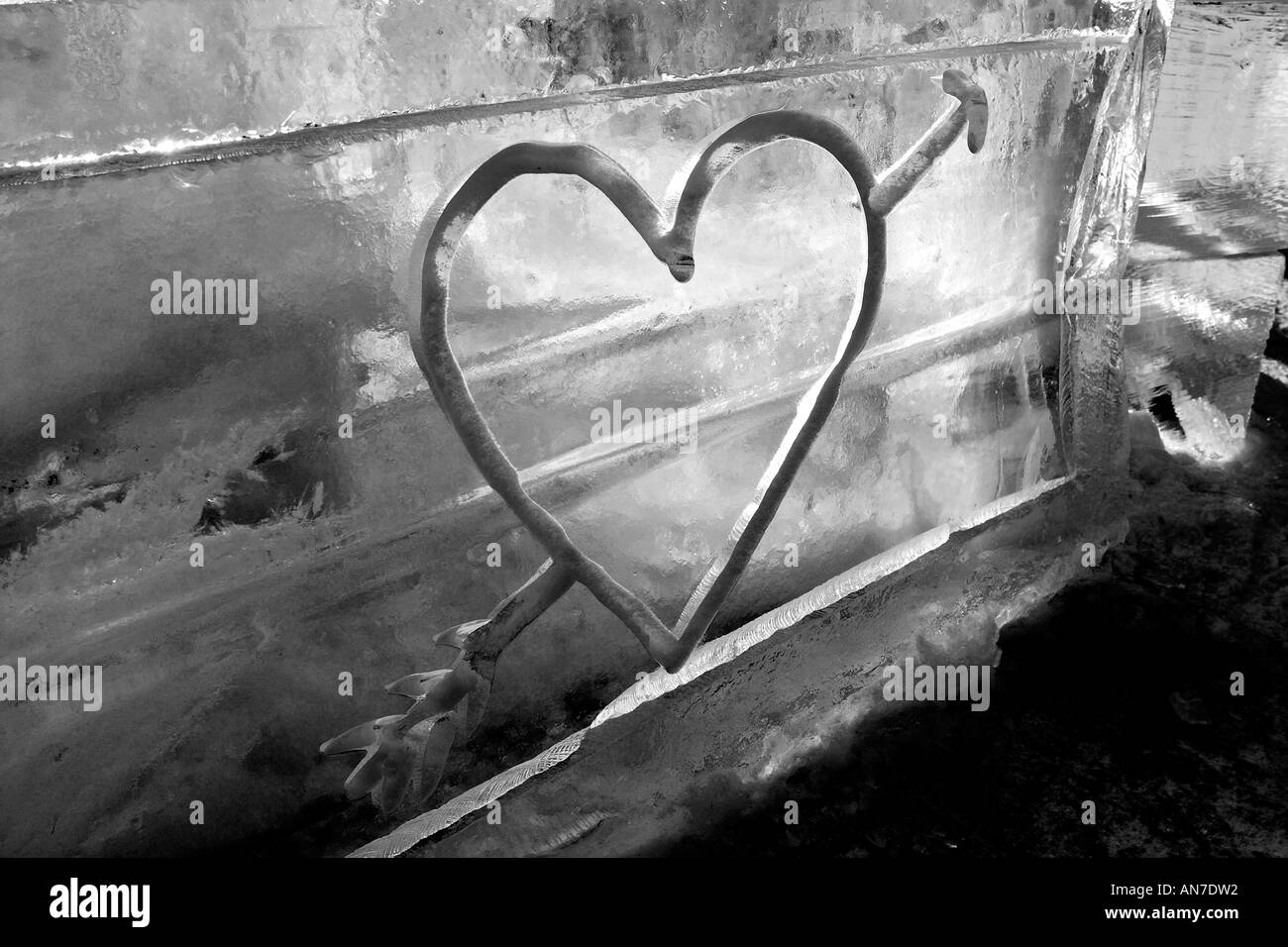 Un corazón de San Valentín y flecha algunos febrero graffiti encontrado en el lado de una escultura de hielo en blanco y negro Foto de stock