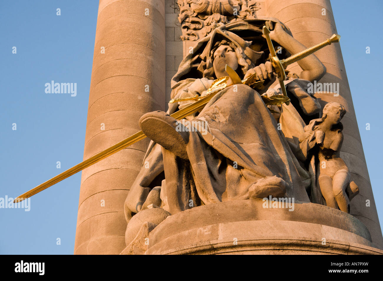 Escultura en columna de Puente Alexandre III París Francia Foto de stock