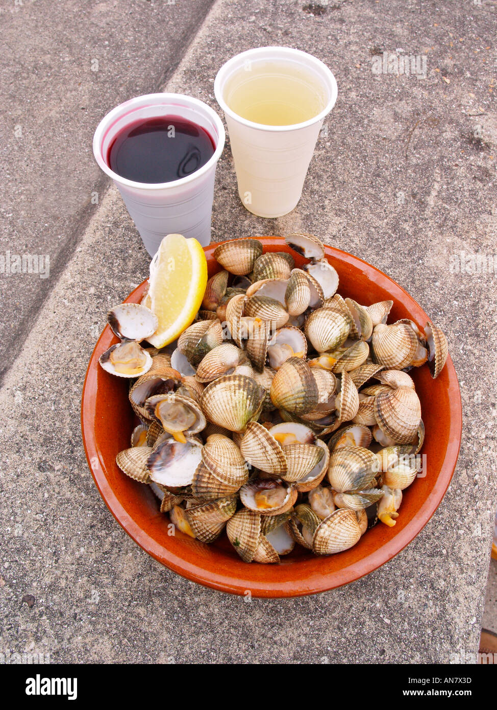 Berberechos y vino Ribeiro en Valdoviño Foto de stock