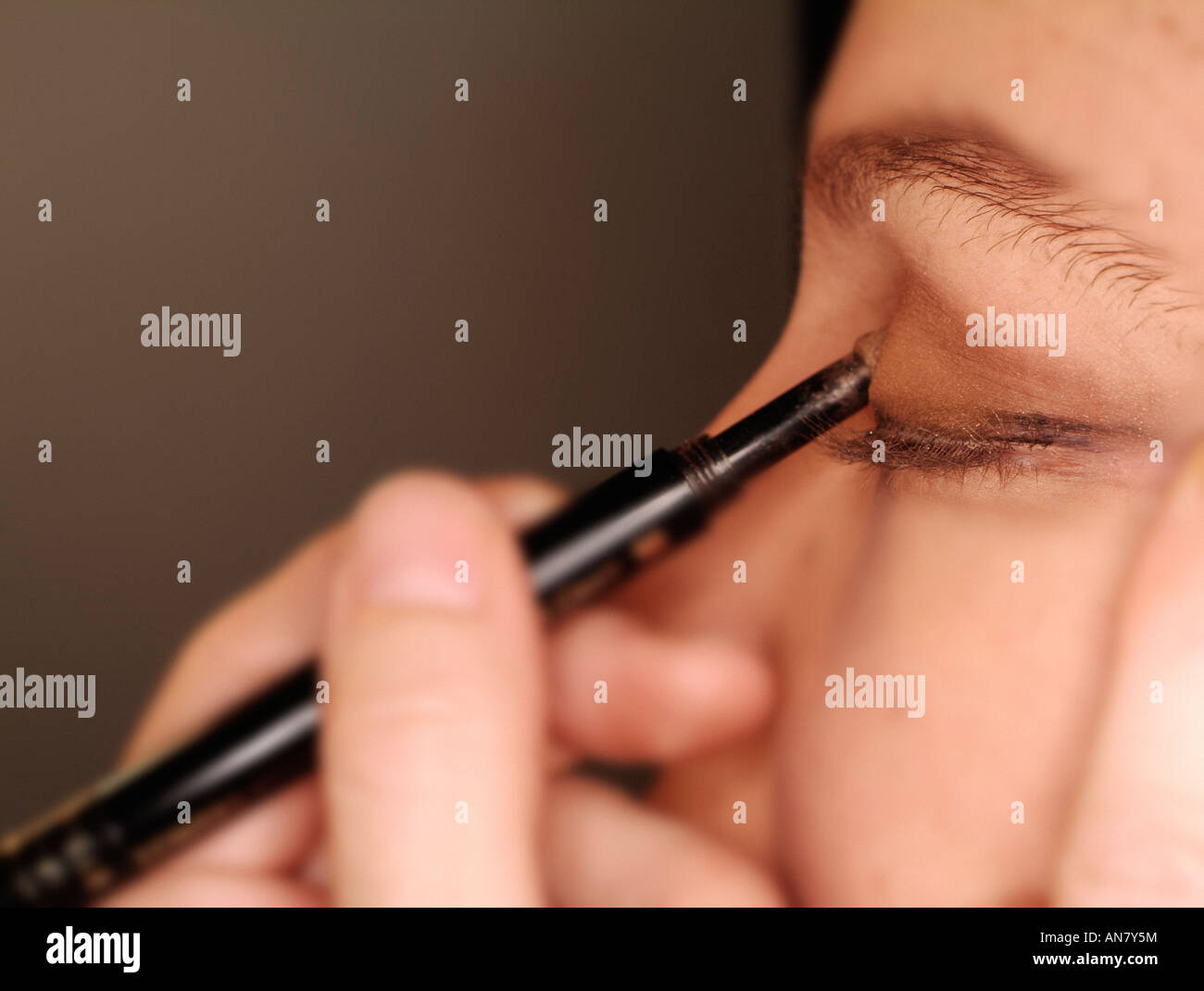 Mujer realizando componen Foto de stock