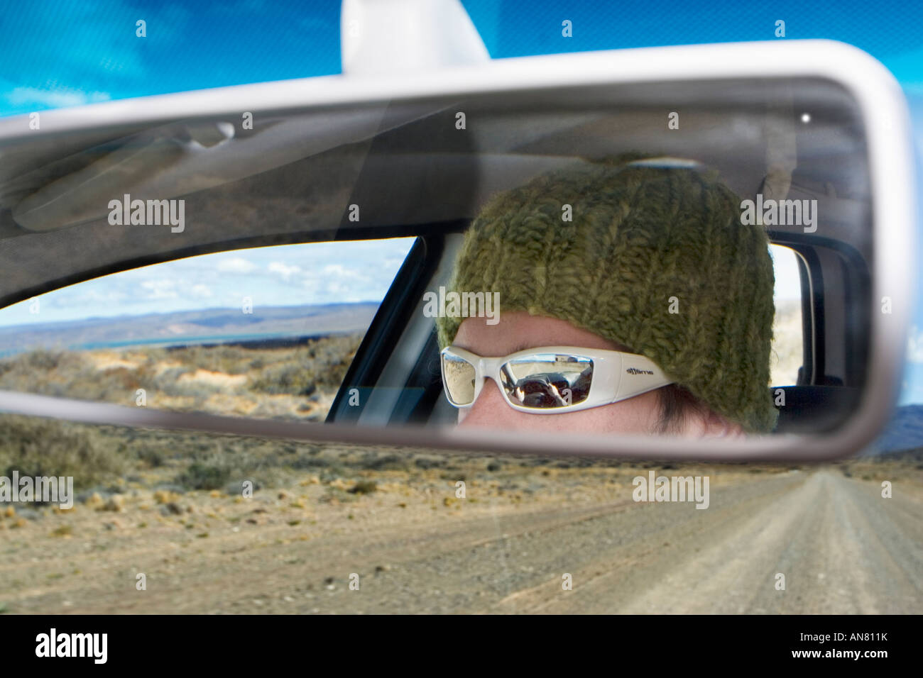 La reflexión del conductor en el retrovisor Foto de stock