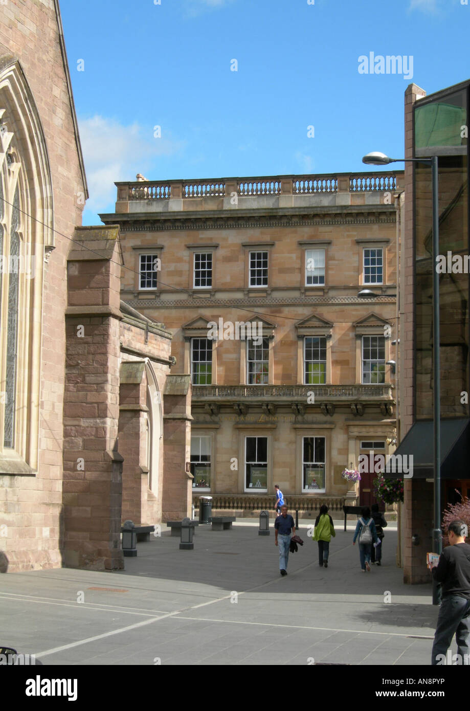 Los contrastes arquitectónicos - edificio georgiano, flanqueado por la iglesia del siglo XV (izquierda) y oficinas del siglo XX, Perth, REINO UNIDO Foto de stock