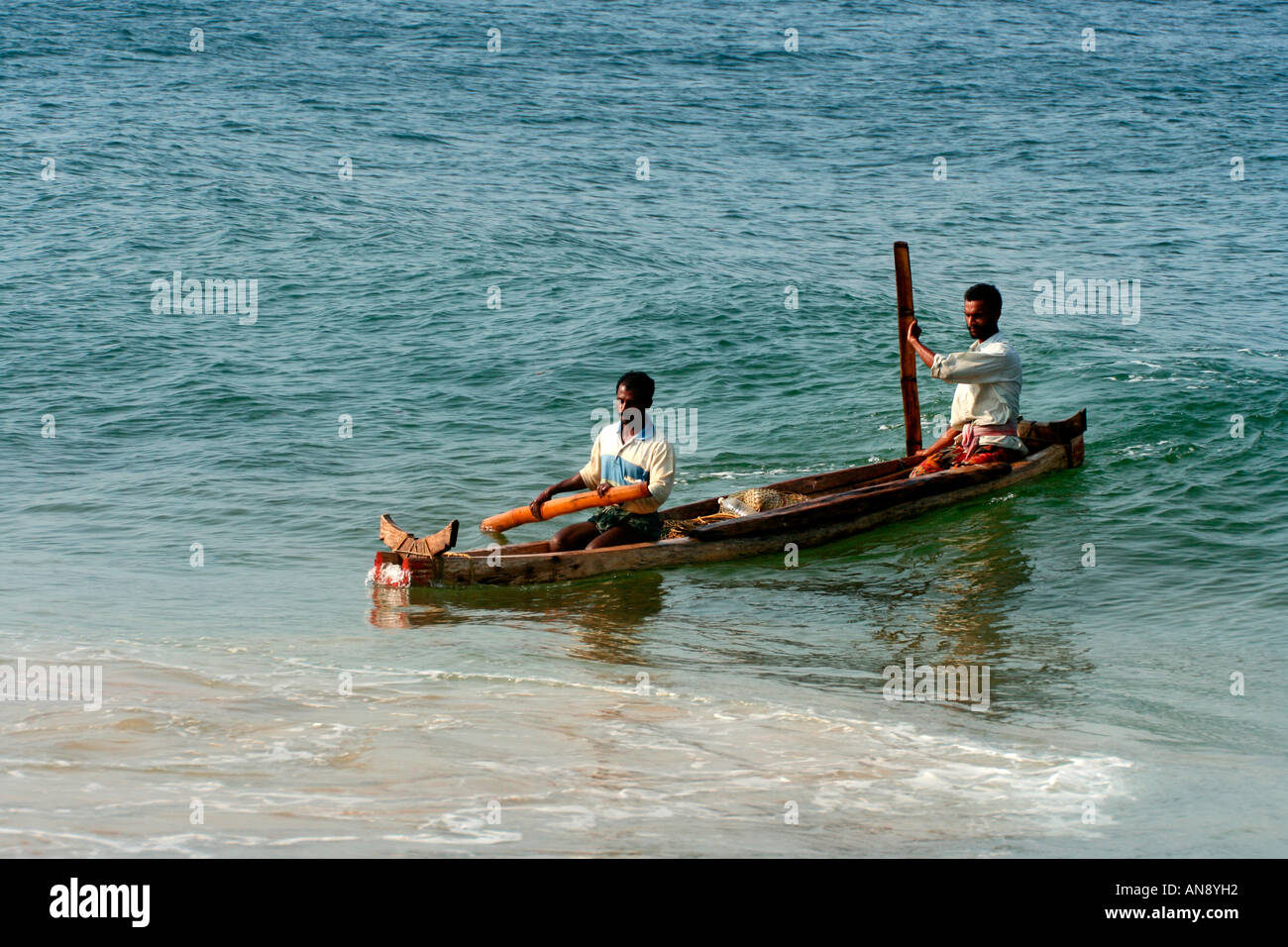 Los pescadores en sus botes en Kerala en la India Foto de stock