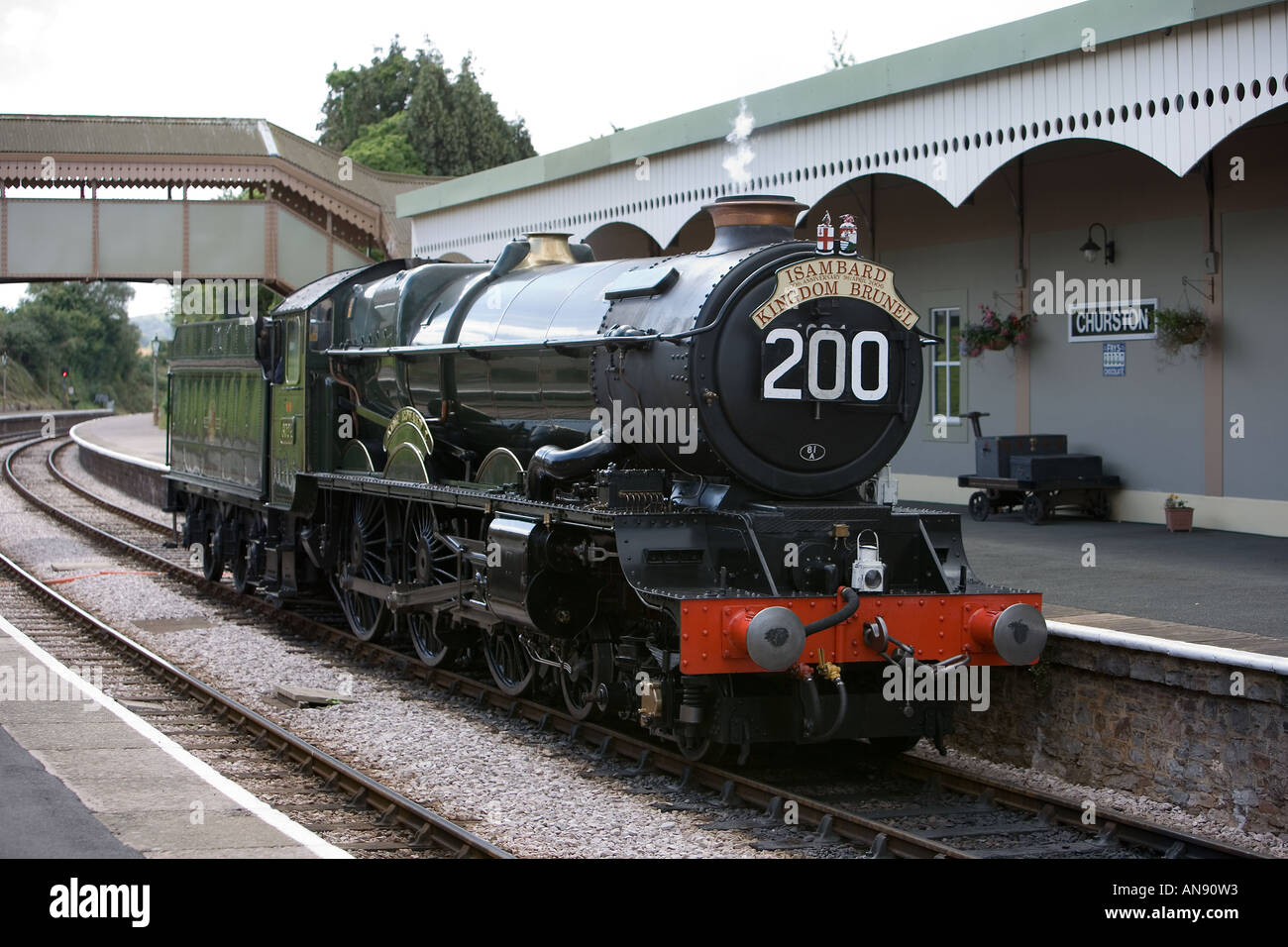 El rey Eduardo I la línea principal de tren expreso de vapor en el andén de la estación ferroviaria Churston, Devon Foto de stock