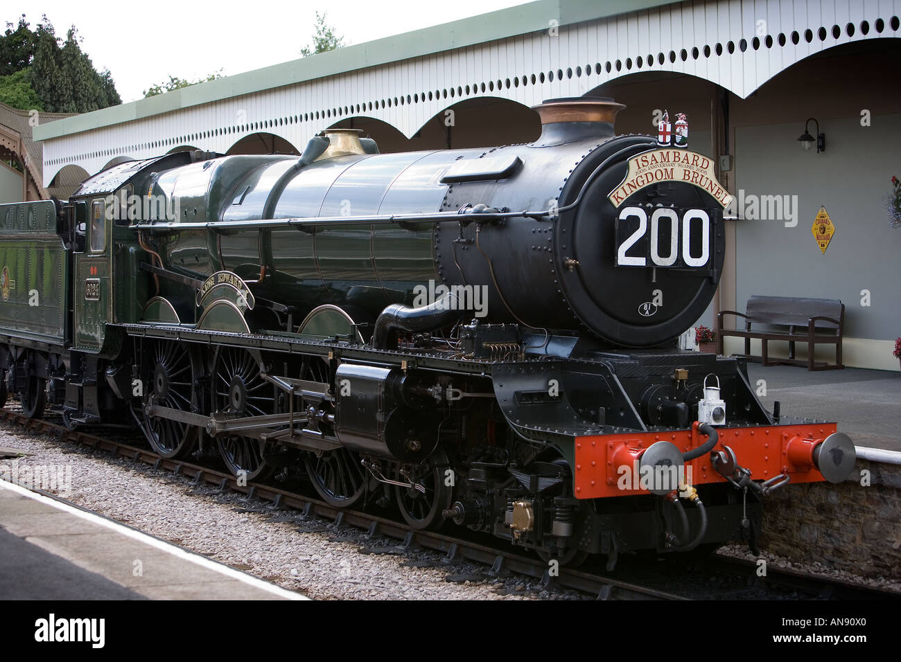 El rey Eduardo I la línea principal de tren expreso de vapor en el andén de la estación ferroviaria Churston, Devon Foto de stock